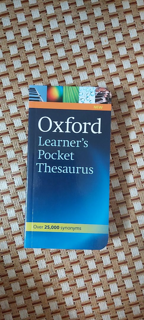 - Tiki giao nhanh, đóng gói kĩ, cho đến giờ mình vẫn chưa gặp phải trường hợp đáng tiếc nào nên vẫn tin tưởng mua sách của Tiki.
- Giá cả tất nhiên mềm hơn ra nhà sách mua nè.
- Hình thức: màu tươi, bìa mới, chữ rõ nét. Độ dày tương đương các Oxford Pocket khác.
- Nội dung: Từ đơn/ghép theo thứ tự Alphabet: mỗi từ có nhiều hơn 5 từ "gần" nghĩa và khoảng 1, 2 từ trái nghĩa; cách sử dụng/phân biệt chúng (từ đó và các từ "gần nghĩa với chúng") tùy theo ngữ cảnh; các từ đi kèm với chúng để tạo thành collocations.