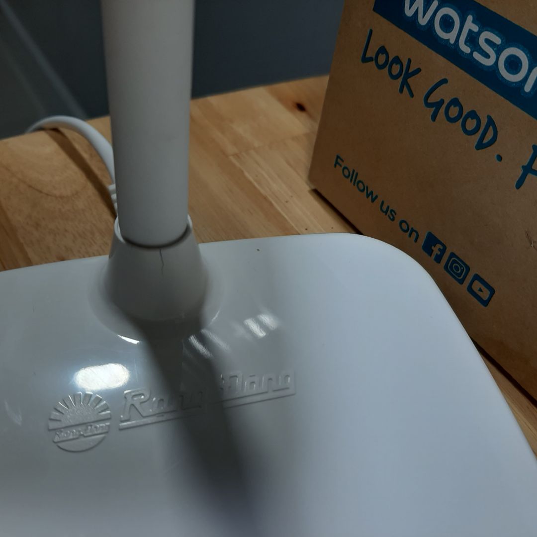 Mình luôn tin vào chất lượng sản phẩm của Rạng Đông. Rất bền bỉ. Nhưng mà lần đầu mình mua đèn học cho bé qua tiki, không biết do khâu đóng gói hay vận chuyển, sản phẩm có vết nứt ngay chân đèn và trầy xướt rất nhiều, mình chụp sẽ không thấy rõ. Mình chỉ muốn nhắn là " không ai muốn bỏ tiền để lấy 1 sản phẩm trầy xướt và nứt nẻ như đồ cũ như vậy, không khác gì mua hàng second hand" nhưng chất lượng sài tốt nên mình chấp nhận.