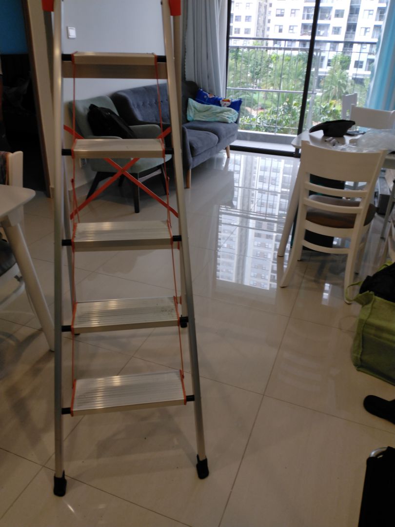 Thang chắc, 5 bậc phù hợp căn hộ, vì không ở nhà thường xuyên nên chọn giao hàng theo giờ phù hợp nên hơi tốn phí.