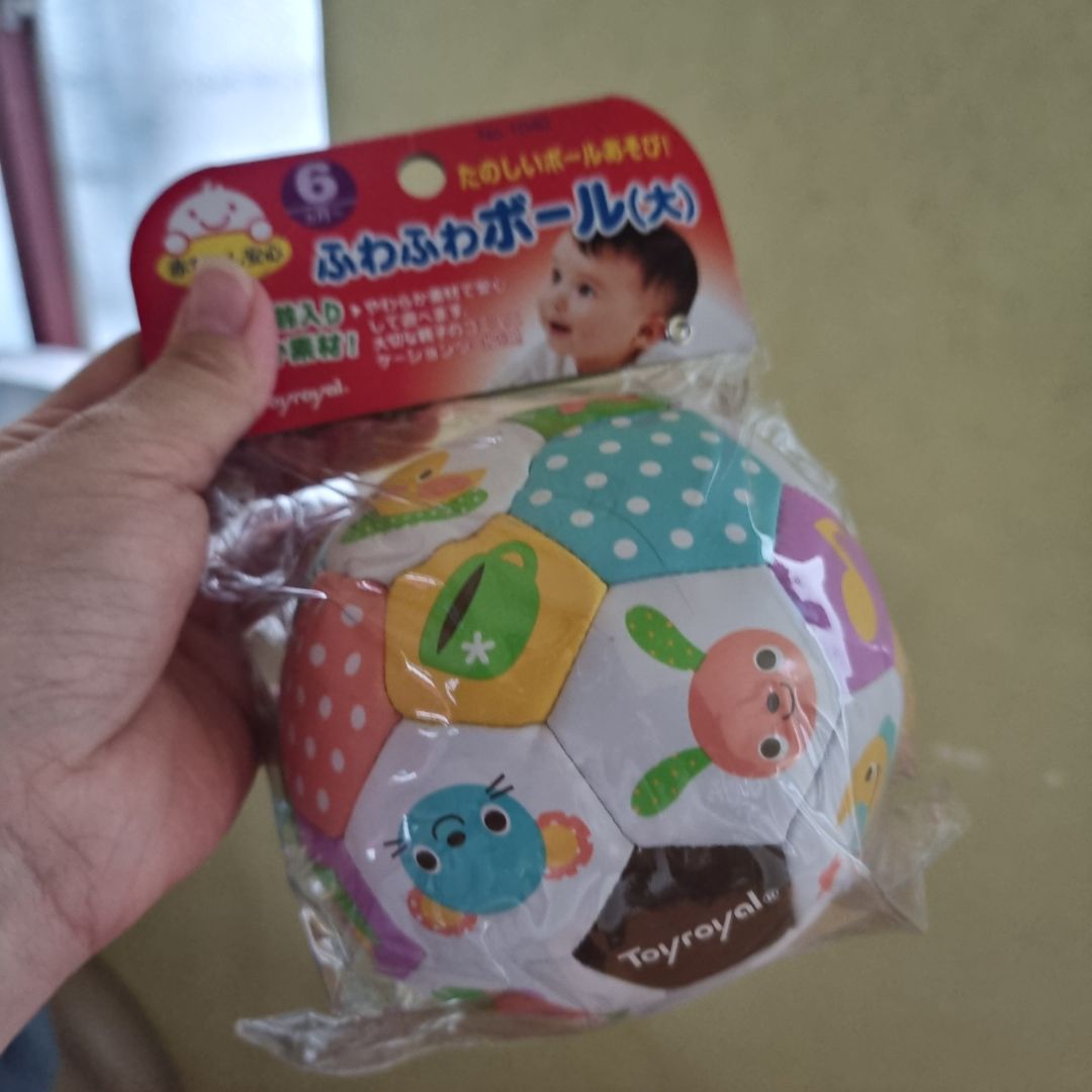 Đồ chơi cho bé nên làm cũng khá chắc chắn và an toàn.
Giá tiền cũng hợp lý ko quá đắt
Bên trong còn có lục lạc kêu nho nhỏ khá vui tai