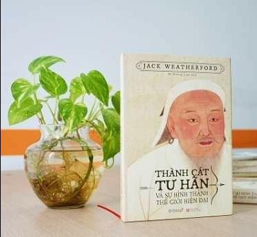 Qua tác phẩm “Thành Cát Tư Hãn và sự hình thành thế giới hiện đại” của cựu giáo sư nhân học nổi tiếng Jack Weatherford, thuộc khoa Nhân chủng học của Đại học Macalester, Mỹ đã cho thế giới thấy một cái nhìn rất khác, về một Thành Cát Tư Hãn đã tạo nên thế giới hiện đại hơn chúng ta tưởng như thế nào