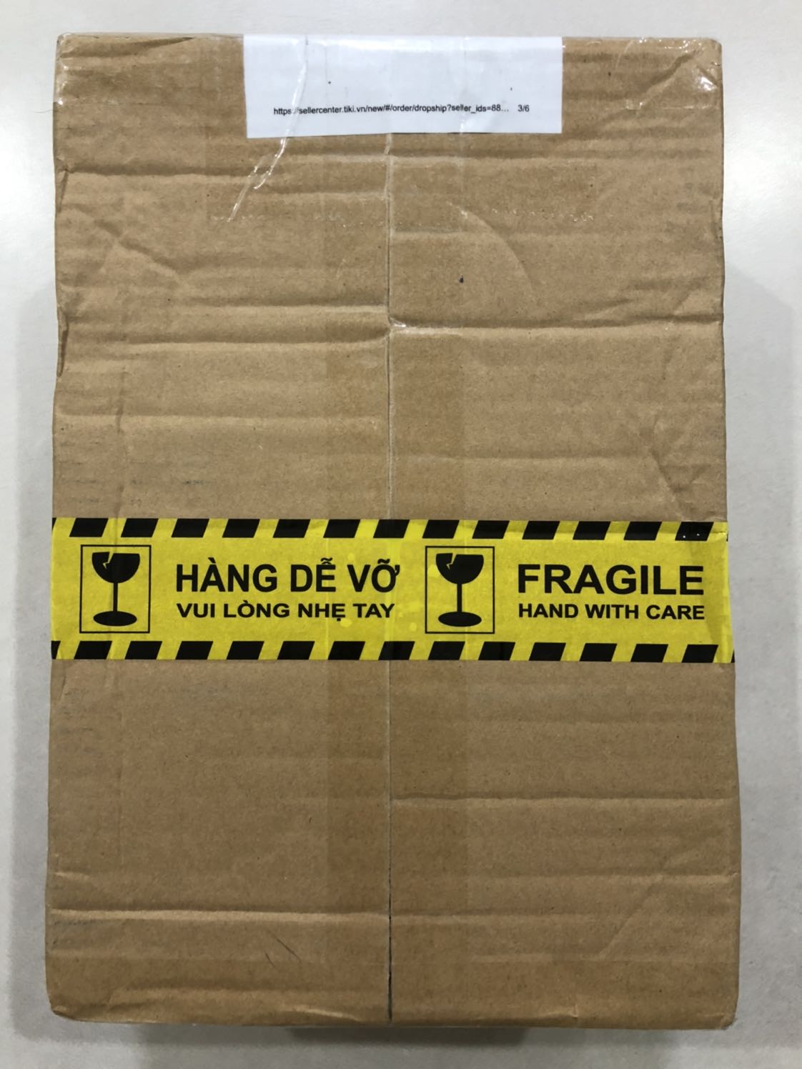 Tiki đóng gói cẩn thận & kỹ càng, bao bì thiết tế kế đẹp, sang trọng, mùi hương dễ chịu, nắp xịt dễ sử dụng, nhưng lúc sử dụng vẫn bị nước ra tay.
Còn tác dụng thì mình ko biết vì ko kiểm tra đc, chỉ là cảm tính thôi.
Xài tốt thì mình sẽ tiếp tục ủng hộ thương hiệu này.