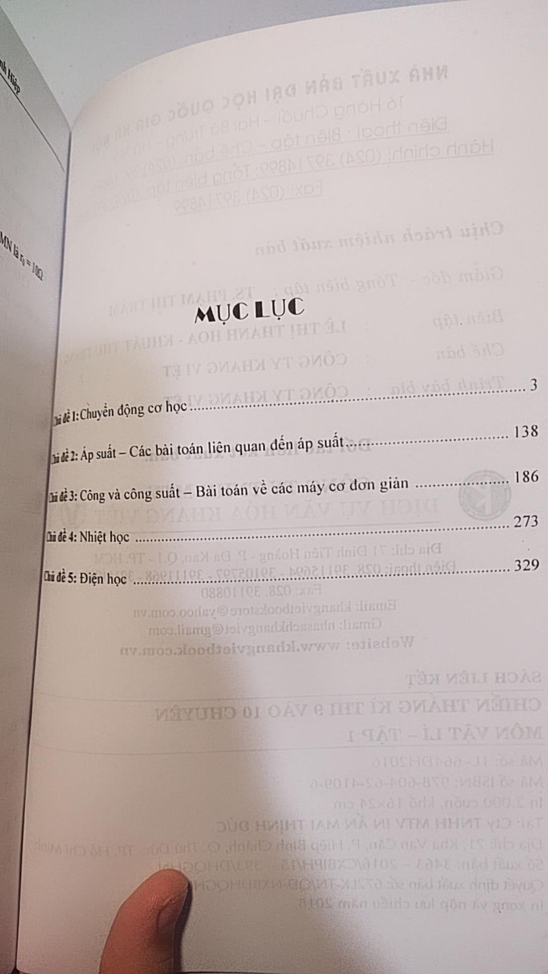 giao hàng rất nhanh luôn, đóng gói cẩn thận, nội dung mình chưa biết nhưng đọc thử bài trang thì thấy rất chi tiết, đủ các dạng bài của từ chương và khá dày nữa, rất đáng tiền!