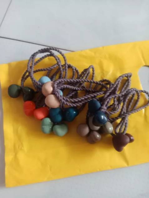 Dây buộc tóc nasi 10 dây 10 màu, bên ngoài còn đẹp hơn trong hình, giá rẻ, dây cột tốt. Rất hài lòng!