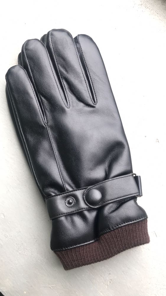 Găng tay da quá chất luôn. Chắc chắn, độ co giãn cao. Lớp nhung lông bên trong tạo cảm giác đeo bó sát từng ngón, rất ấm vào không có cám giác bị vướng bỏi các mép da thừa. Dùng quá là ok luôn. Sản phẩm đáng mua.