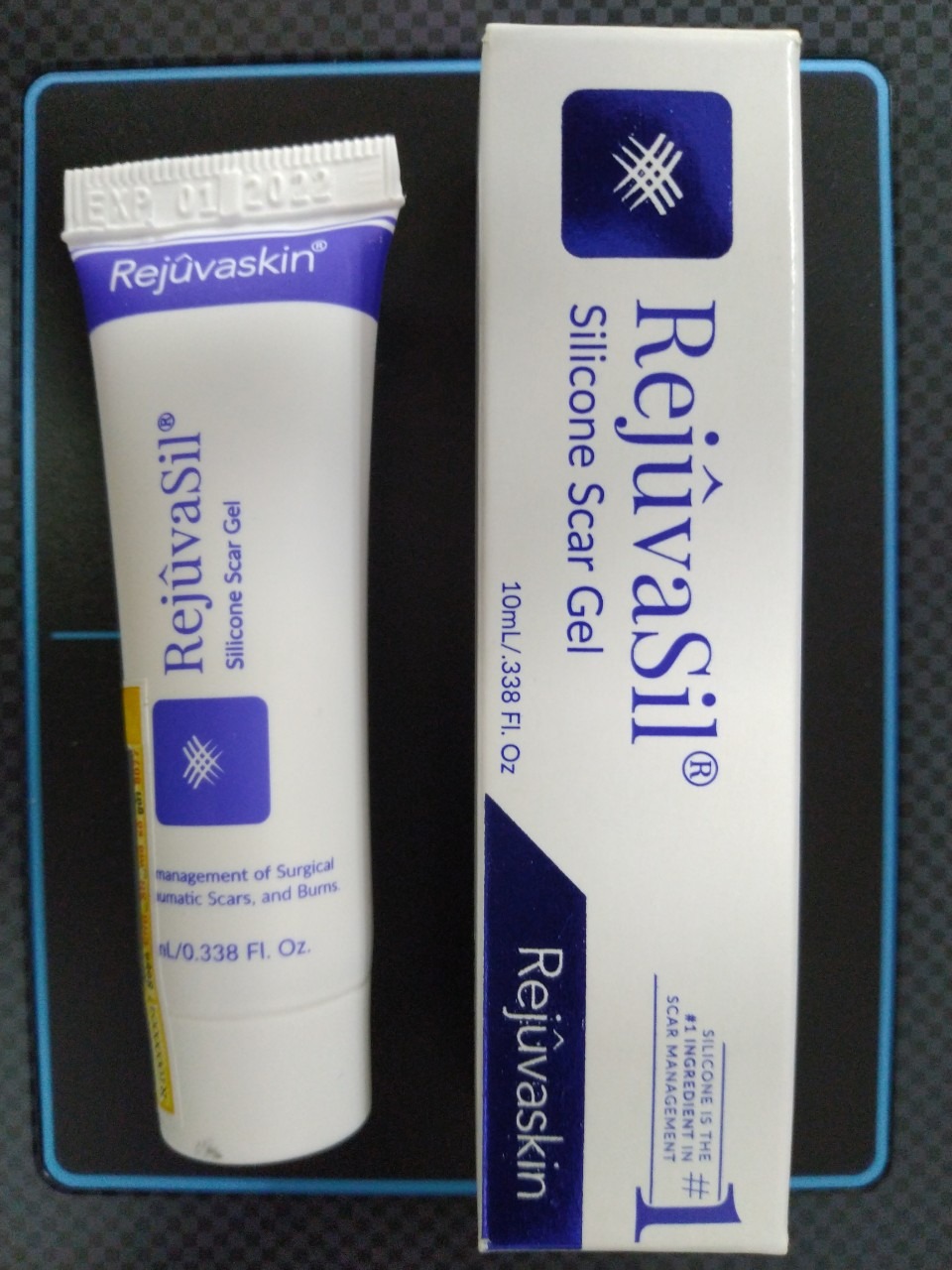 Trước có mua Rejuvasil của 1 shop trên ***, gel Rejuvasil mà kem trắng toát, thơm phức là mình thấy nghi hàng giả rồi. Lên web chính hãng bên Mỹ thấy gel màu trong suốt. Giờ Tiki có bán nên mình mua liền luôn, đúng chất gel trong, gần như không mùi, thoa lên vết sẹo thấy mát mát. Đợi vài tuần xem hiệu quả thế nào mình sẽ review thêm.