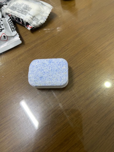 Sản phẩm bị xuỗng cấp. Vỏ ngoài biến màu. Bên trong các hạt đã bị biến màu. Sau liên hệ đã được shop đổi hàng nhiệt tình. Xin cảm ơn.