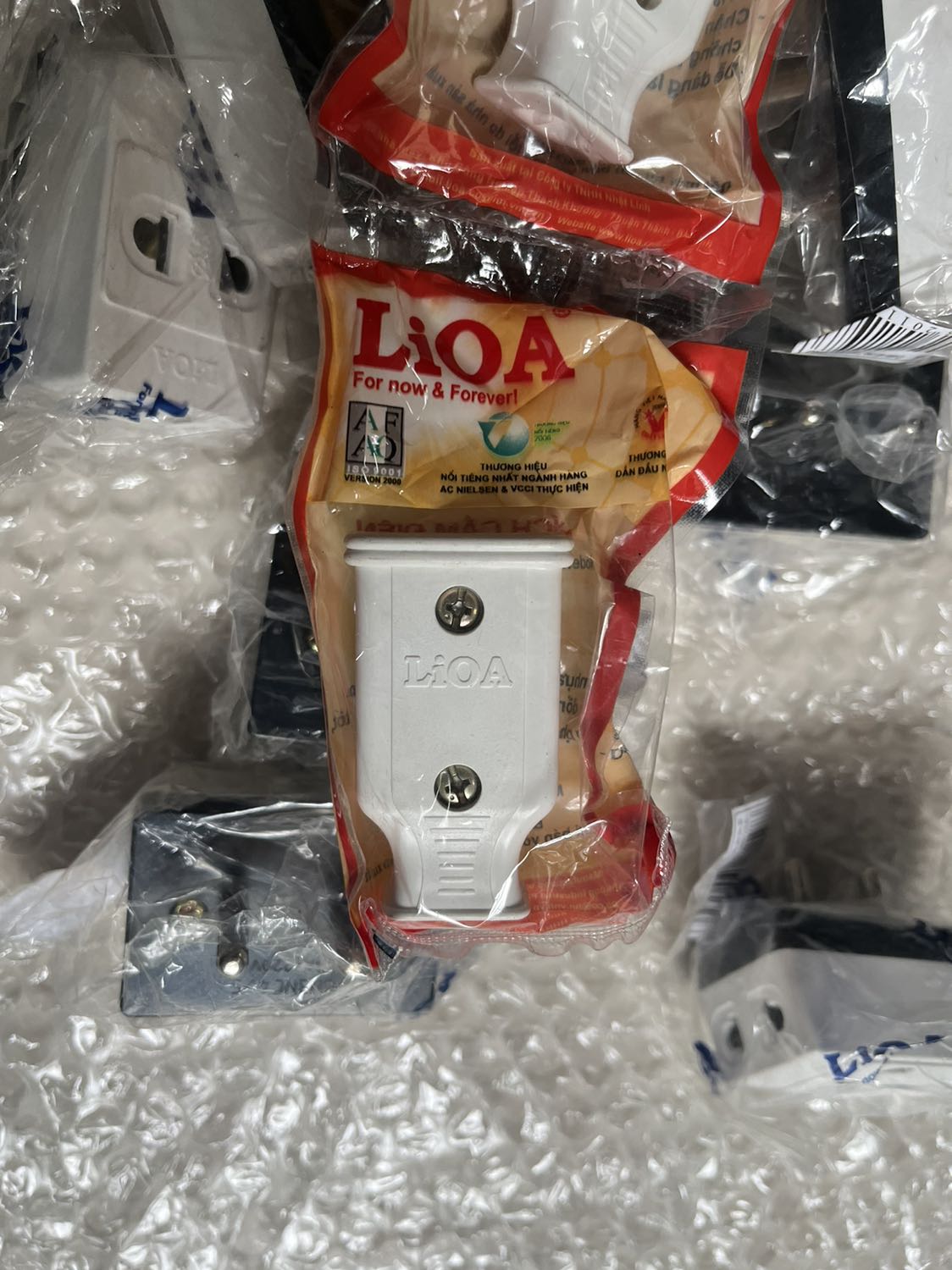 Đặt ổ cắm đa năng nhưng đóng hàng là …