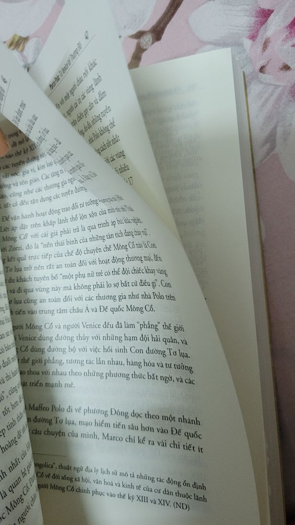 Sách bị dính giấy quá nhiều, ngoài những hình bên dưới còn không dưới chục trang bị dính, hộp rách toác rất tệ. 
 
Sách đi từ bối cảnh của Venice nơi Marco Polo khởi hành, đến Thượng Đô (thủ đô mùa hè) của Đế quốc Mông Cổ, với giọng văn của một nhà nghiên cứu - rất giống những chương trình khoa học lịch sử, địa lý trên Planet Earth, thỉnh thoảng vẫn có góc nhìn của vài nhân vật chính, nhưng chủ yếu vẫn dựa vào những tư liệu nghiên cứu sẵn có để khám phá nhiều khía cạnh của hoàng cung và cuộc sống xã hội trong Đế quốc Mông Cổ - Đại Nguyên.