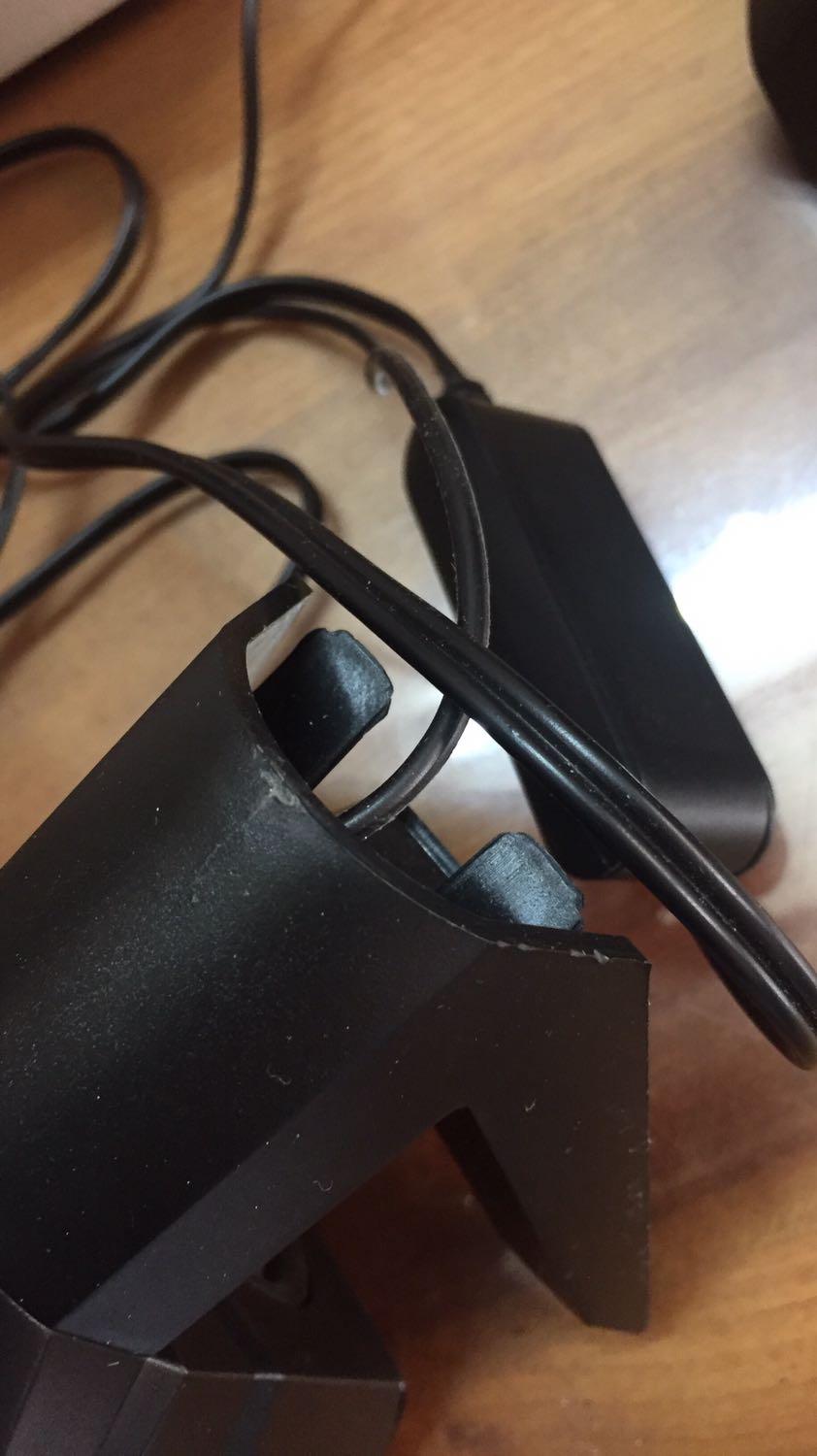 Giống lấy đồ cũ giao cho khách, hình vhupj đã lau rồi nhưng vẫn còn bụi bám, dây dính keo dính dơ chùi ko ra. Quá tệ.