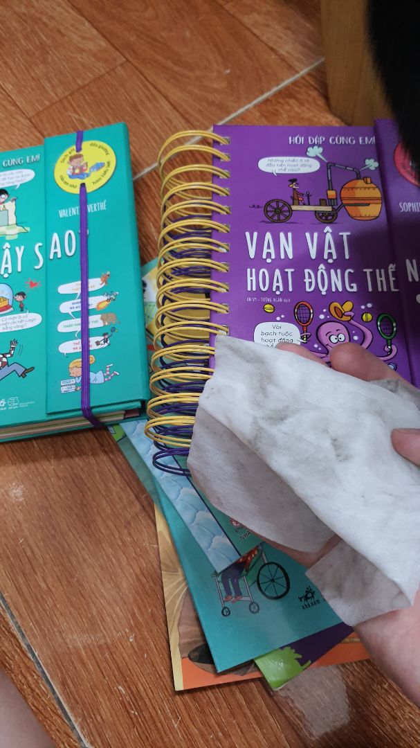 sách hay, nội dung thú vị. trình bày đẹp.
Nhưng sách cũ và rất bẩn. bụi mờ mịt. giống như sách trưng bày lâu ngày. gập mở hơi khó khăn cho 1 đứa trẻ.
4 sao vì sách bẩn, cũ.