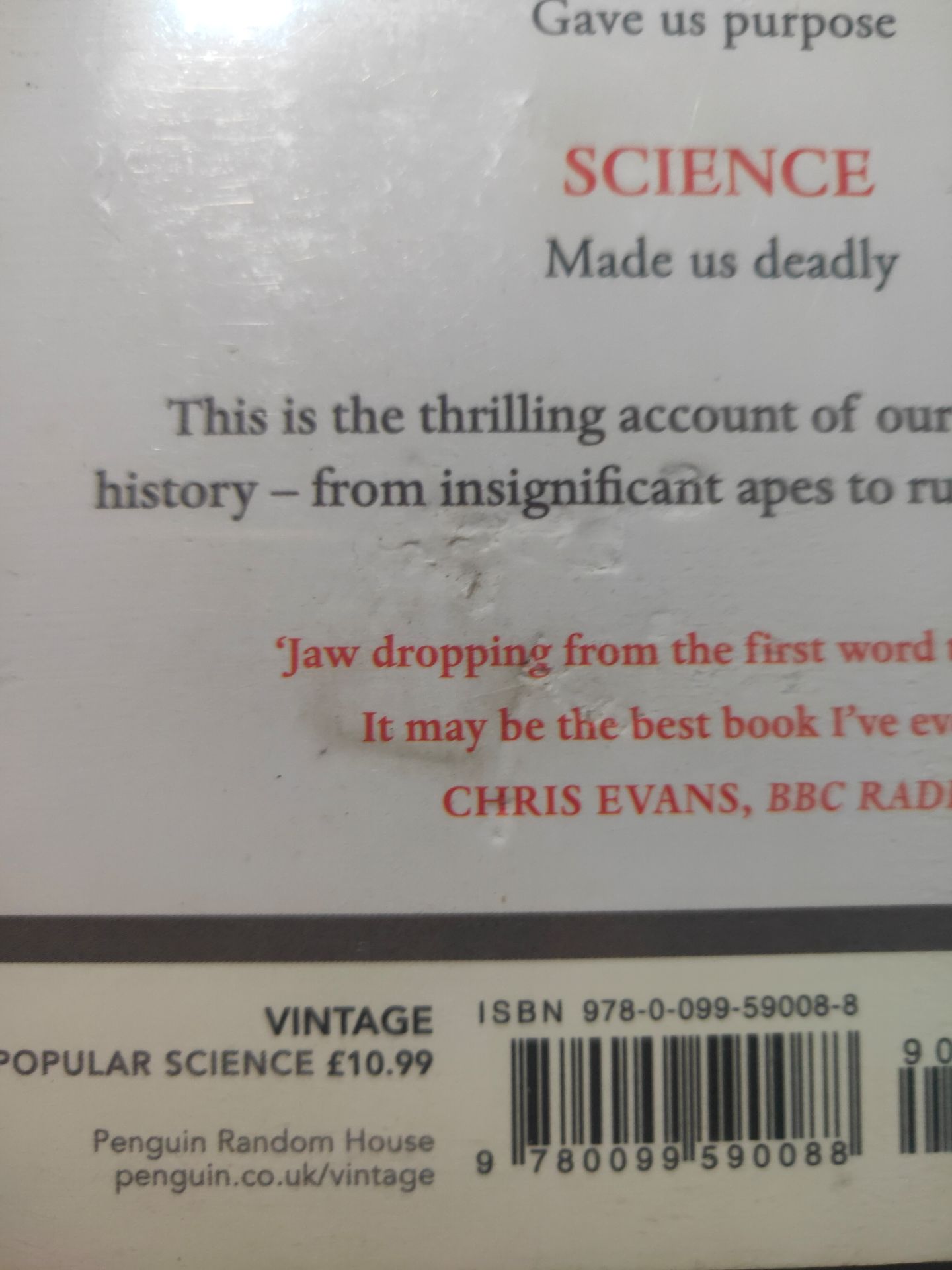 Lúc nhận sách mở ra rất hài lòng vì được bao bọc khá kĩ, nhưng lúc tháo bao sách ra hơi thất vọng vì những điều này. Chắc sách để lâu nên bị va vào đâu đó. Anw, mình quan tâm tới nội dung sách là chính thôi nên vẫn cho 5 sao.