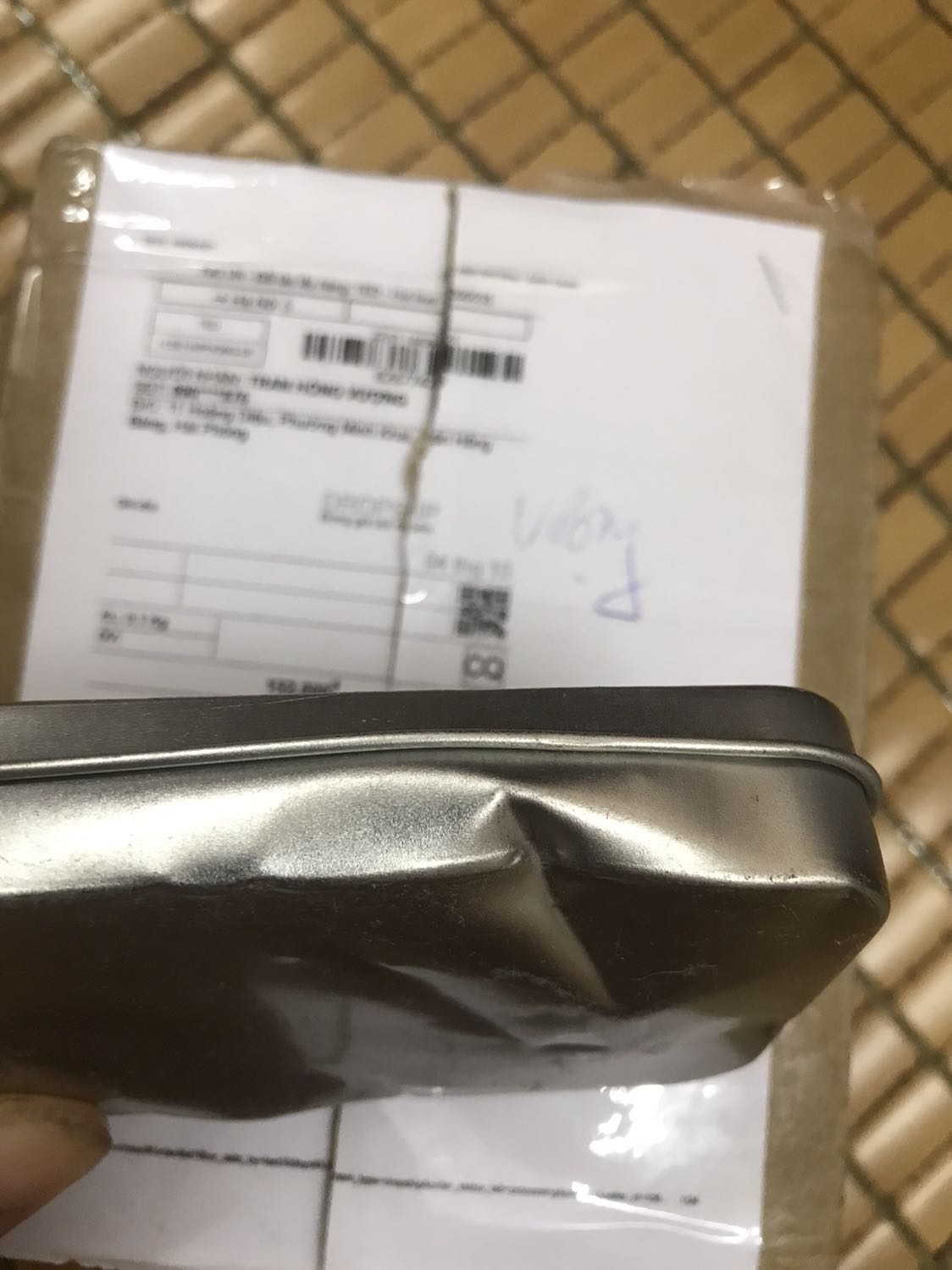 Hàng vừa nhận bóc ra, vỏ  méo mó, bẹp rúm, kém chất lượng, đề nghị shop hỗ trợ đổi hàng Hàng vừa nhận bóc ra, vỏ  méo mó, bẹp rúm, kém chất lượng, đề nghị shop hỗ trợ đổi hàng