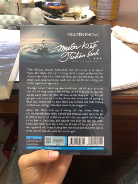 Sáng thứ ba đặt hàng, chiều thứ tư đã dc nhận rùi. Fahasa lần nào đặt cũng giao nhanh như z. Gói sách cẩn thận, về đến nơi kh có méo móp gì cả. Mua ở Fahasa luôn yên tâm.