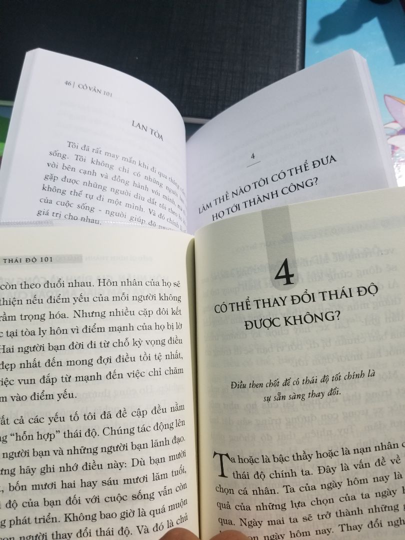 Mới nhận sách về bóc ra thì mất hết 1/8 bookmark là thấy không vui rồi, sau hồi phát hiện 1 bộ 8 cuốn nhưng lại 2 nhà sản xuất, 2 màu giấy luôn thấy hết đồng bộ rồi. Thêm nữa là bộ của KNBooks có tặng mã đọc sách trên app, tải app mcbooks về truy cập mã vạch không tìm được sách, nhập mã quà tặng cũng không ra là thế nào???