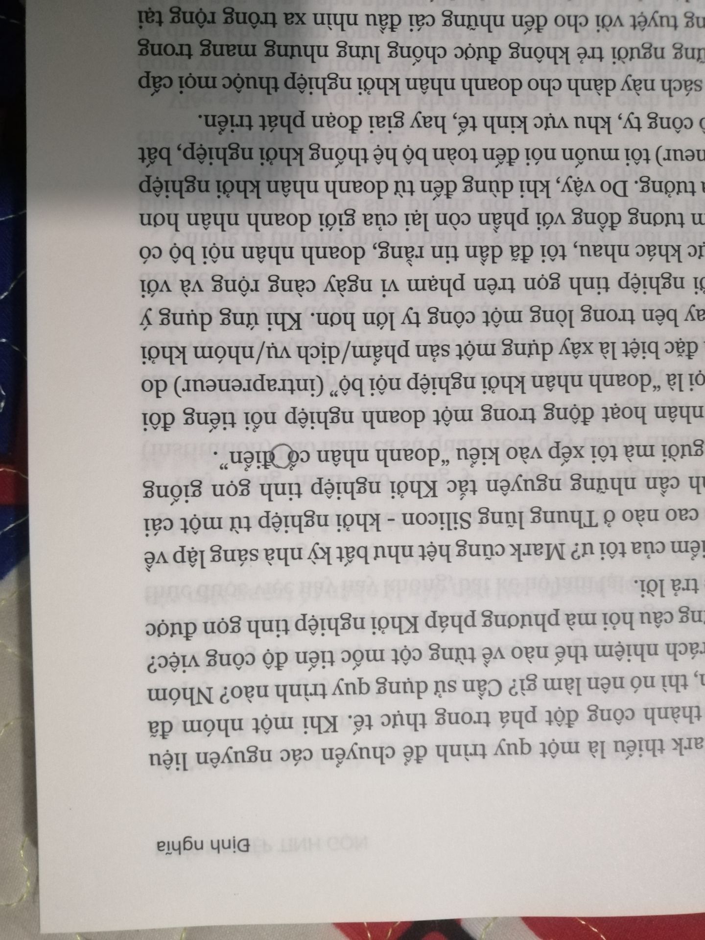 Đây là lần đầu tiên mình report một cuốn sách, đúng như các bạn nói sách này đọc như sách gu gồ dịch, có nhiều sạn ghê gớm từ font chữ, khoảng cách giữa các từ,  các từ tiếng anh và tiếng việc bị dính, mình có gửi lại hình ảnh cho bạn bạn xem. Chưa kể nội dung mình đọc 40 trang nhưng vẫn không hiểu ý nói đến cái gì. Hy vọng tiki sẽ ngưng bán mặt hàng này để nghưng hại túi tiền người khác như mình. Mong được bồi thường