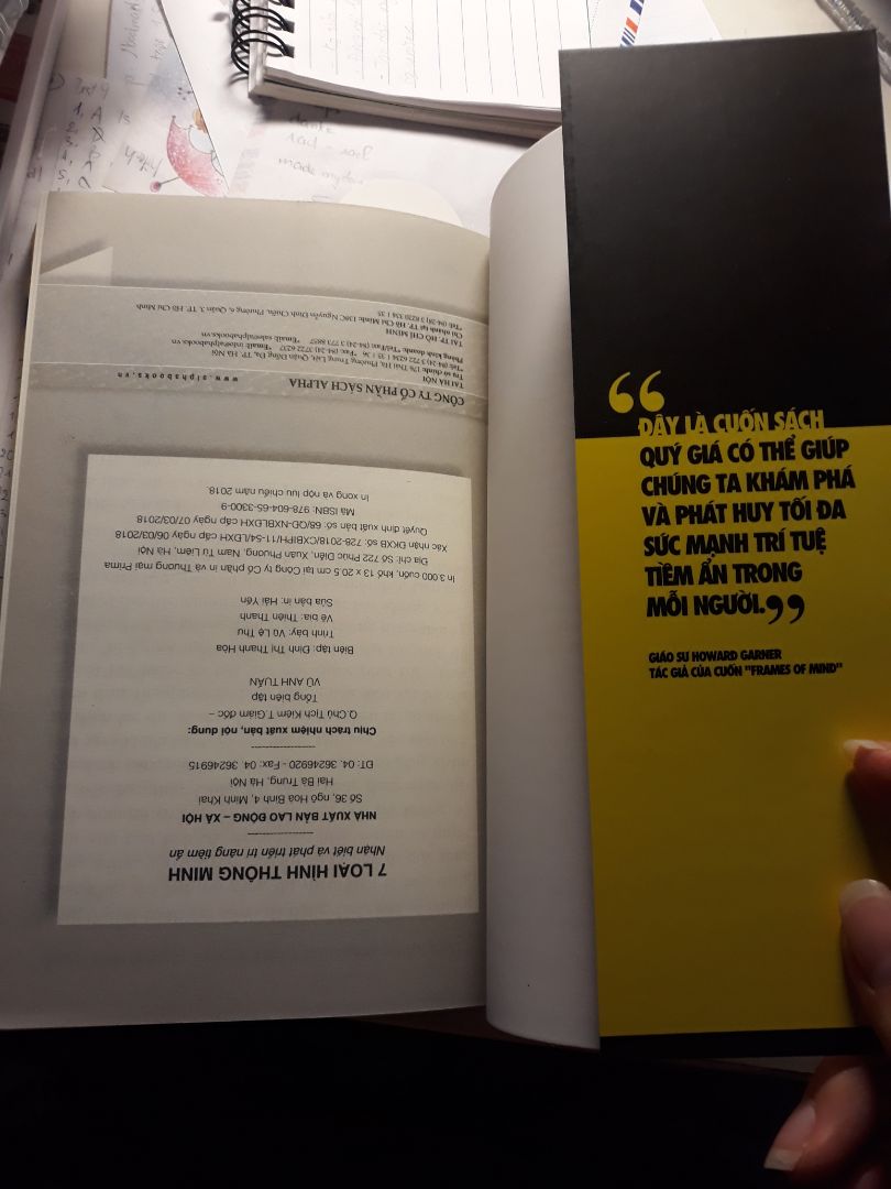 Lúc nhận hàng mình thấy sách nguyên vẹn, không méo mó gì nên tưởng ổn. Đến khi đọc đến gần cuối mới phát hiện ra đoạn này in bị ngược. Mình vội nhắn tin cho hotro@tiki gì đó vì sau 7 ngày không được đổi trả. Kết quả là chỉ nhận được tin nhắn tự động thôi, sau 24h không thấy Tiki phản hồi. Nhắn tin nhắc lại cũng bị bơ luôn. 
Quan trọng là, qua 7 ngày rồi. :)