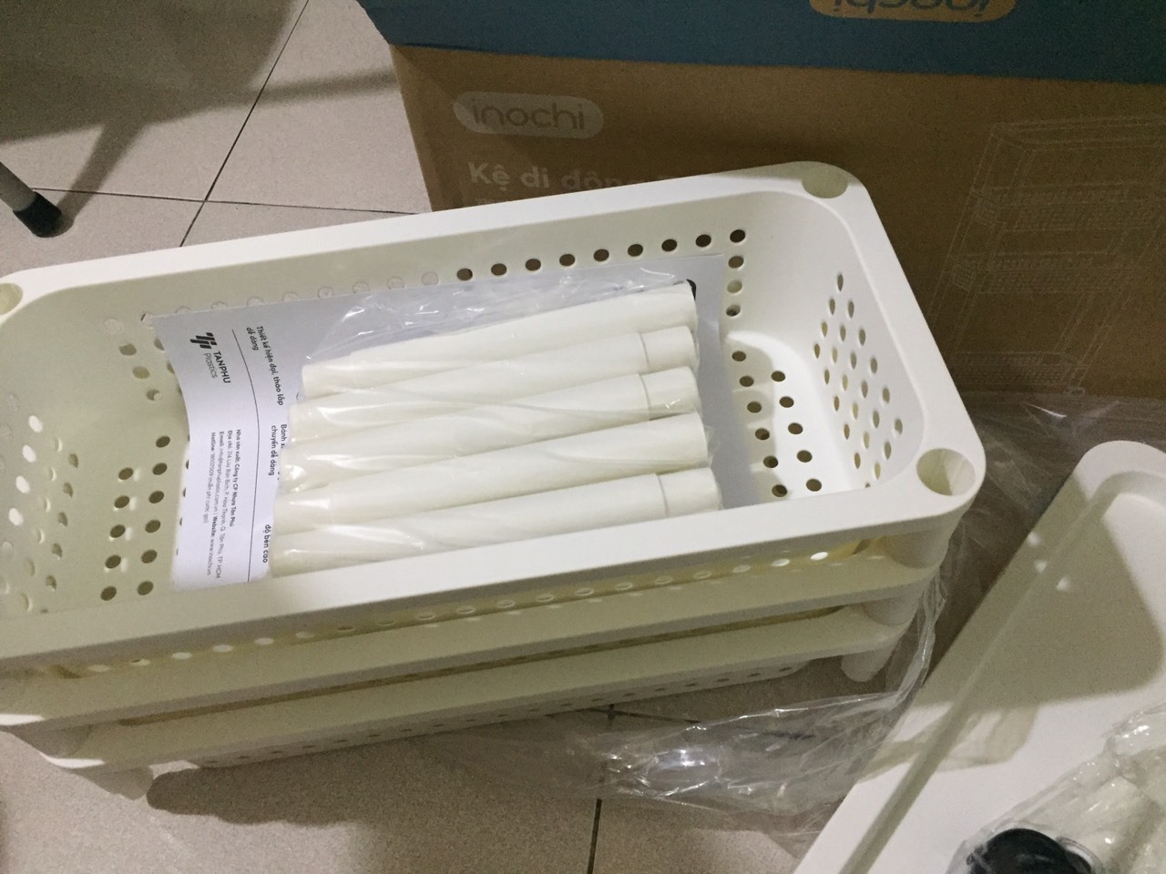 Giao hàng cực nhanh đóng gói rất là cẩn thận với mấy lớp và vỏ hộp vuông vắn. Nhân viên nhiệt tình thân thiện giao đến tận cửa mặc dù ngõ nhà mình hơi sâu bạn ấy bê vào tận cửa nhà.còn về sản phẩm Lúc đầu nhận được thấy hơi khó lắp nhưng thấy tờ hướng dẫn lắp ngon lành luôn. Chất liệu nhựa khỏi bàn luôn đẹp mềm đàn hồi lắp đặt xong rồi kệ chắc chắn khác hẳn với những loại khác. Màu sắc trang nhã đẹp và sang. chân kệ di chuyển rất dễ dàng và nhanh không phải kiểu chân rít như các kệ trước mình đã từng mua. để đồ nặng vẫn rất ok không vấn đề gì. để đồ trong bếp vừa tiện vừa gọn gàng mà lại di chuyển được đỡ được bao nhiêu công sức. giá như biết sớm đã sắm em ấy về luôn rồi. cảm ơn shop nhé