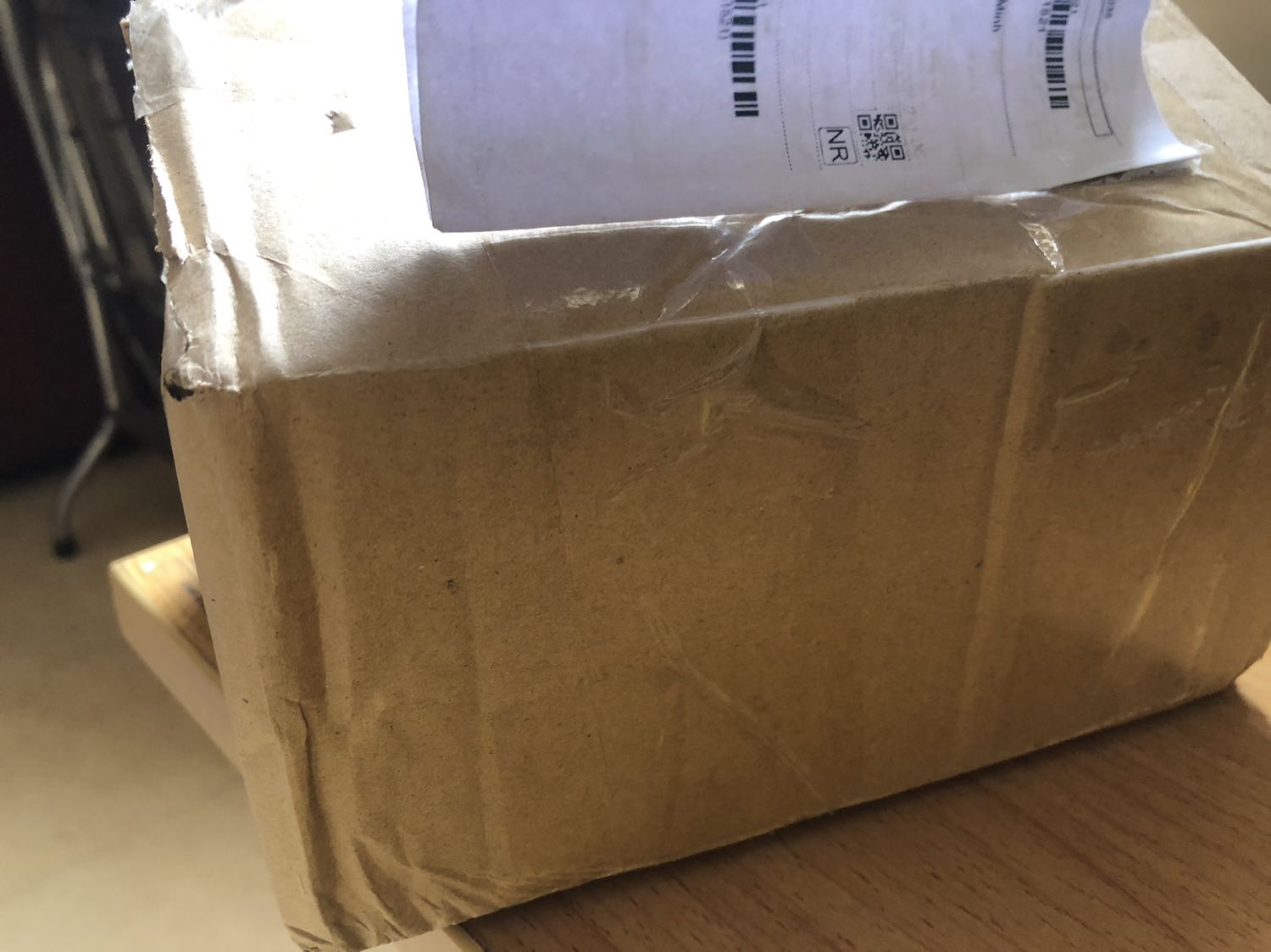 Rất nghi ngờ về chất lượng sản phẩm và nhà phân phối!!

Sản phẩm đóng hộp không có nhãn mác theo tiêu chuẩn của Tiki. Cũng không có đóng gói của Panasonic dù mua từ Official Store. Bao bì bên trong không có tờ hoá đơn như quy cách thông thường. Bao của sản phẩm không hoàn thiện, có dấu hiệu được hàn lai chứ không phải hàng mới.
Hoá đơn in mờ và mã QR dẫn đến *** không phải tại Việt Nam.