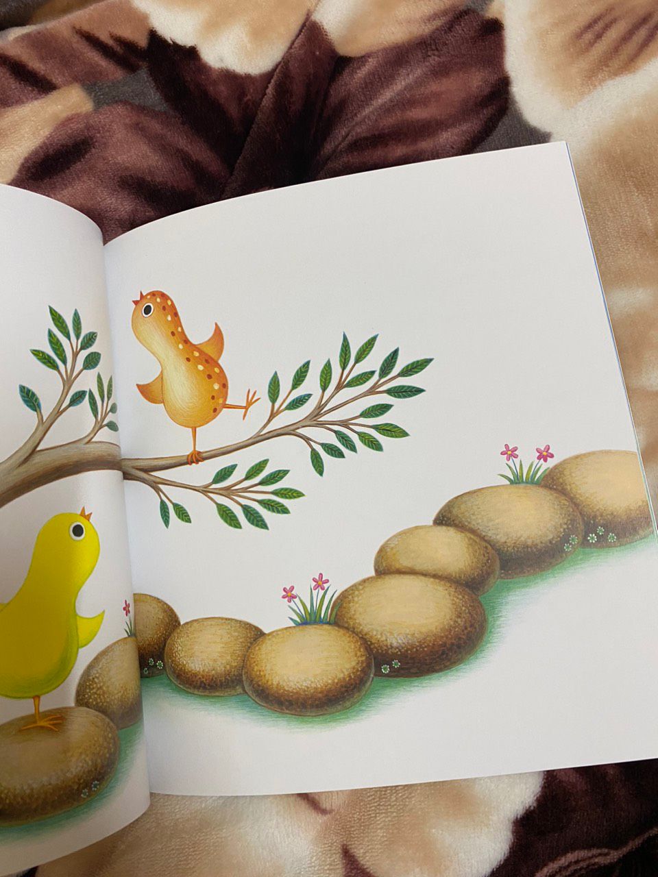 các mẹ nên đọc cho con theo hướng tương tác, nói giọng hoạt hình con sẽ rất thích. em bé nhà mình ngày nào cũng ngóng tới giờ mẹ đọc cho nghe