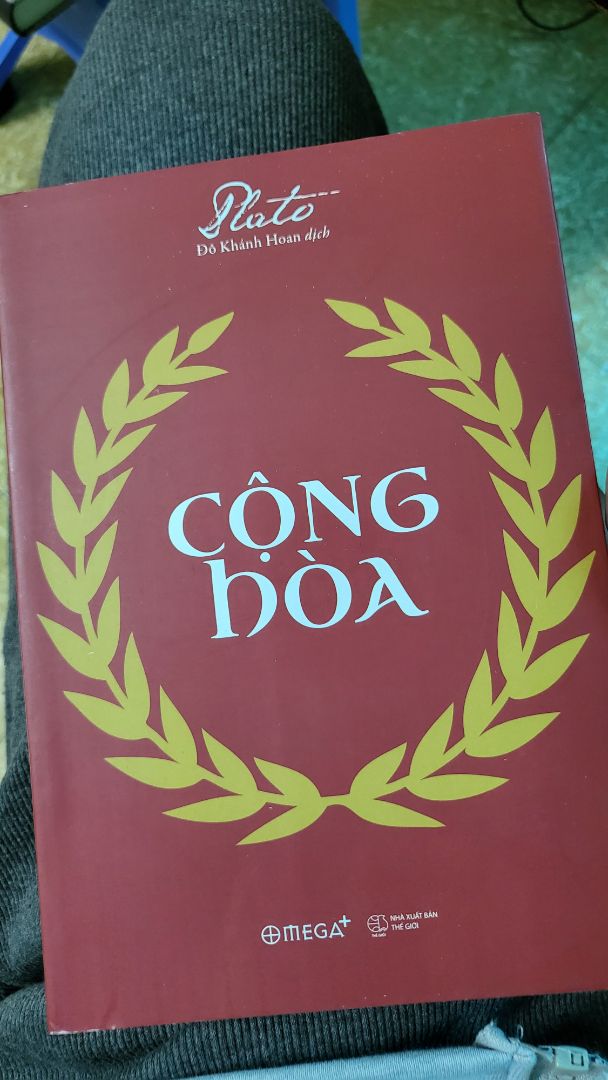giao hành khá nhanh dù ở Sài Gòn chuyển ra Hà Nội. Giấy đẹp và mình xác định là bản dịch này dùng nhiều từ cũ, đọc giống đọc kiếm hiệp. Có vẻ nếu bỏ qua chút phiền muộn vì các từ cũ thì nội dung dễ đọc và hấp dẫn.