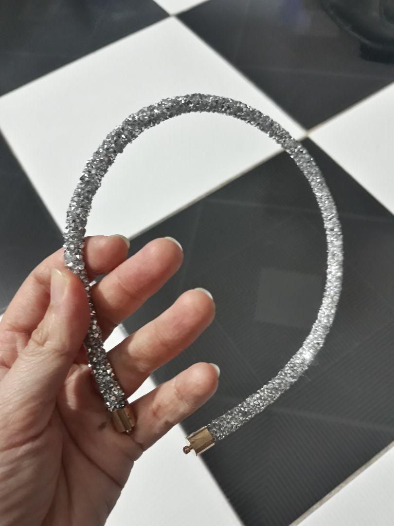 2 hình đầu là hàng lỗi. 3 hình sau là hình đã được shop bù cái mới (k lấy lại cái bị lỗi). 
Shop trả lời tin nhắn rất nhanh chóng, bù hàng cũng nhanh. 
Dù lúc đầu nhận hàng lỗi, còn 1 kẹp tóc cũng lỗi mà shop hết hàng k đổi được nên mình giữ lại. Nhưng dịch vụ khách hàng tốt thế thì mình vẫn cho 5* 👍👍👍