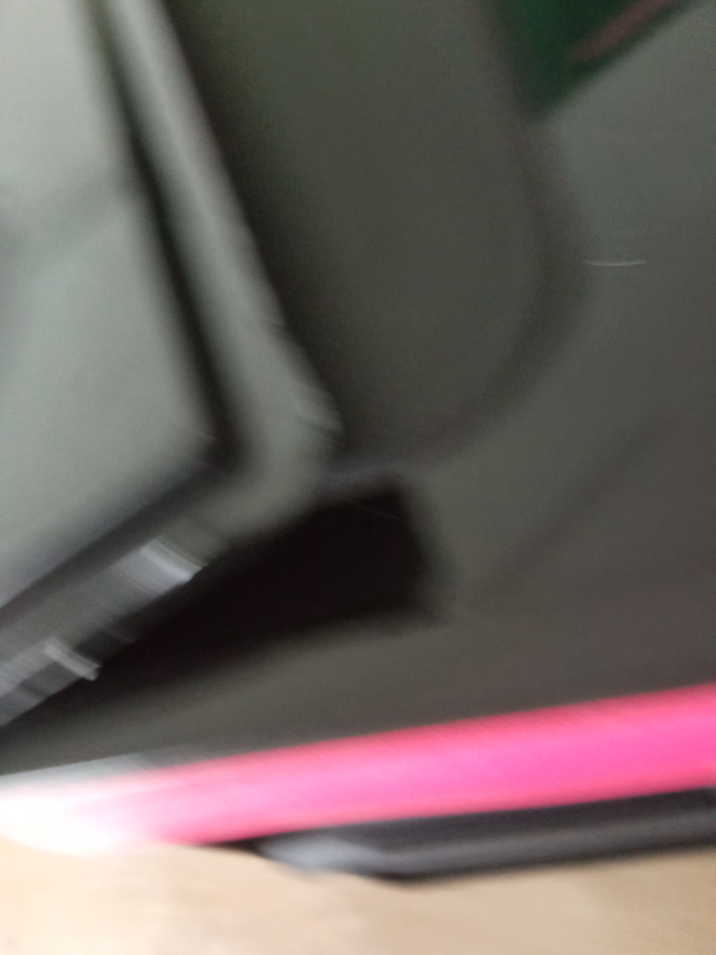 Thùng bị mẻ góc, khá mỏng manh, túi giữ nước bị rách. 2 thùng chỉ dùng đc 1 là nguyên vẹn.