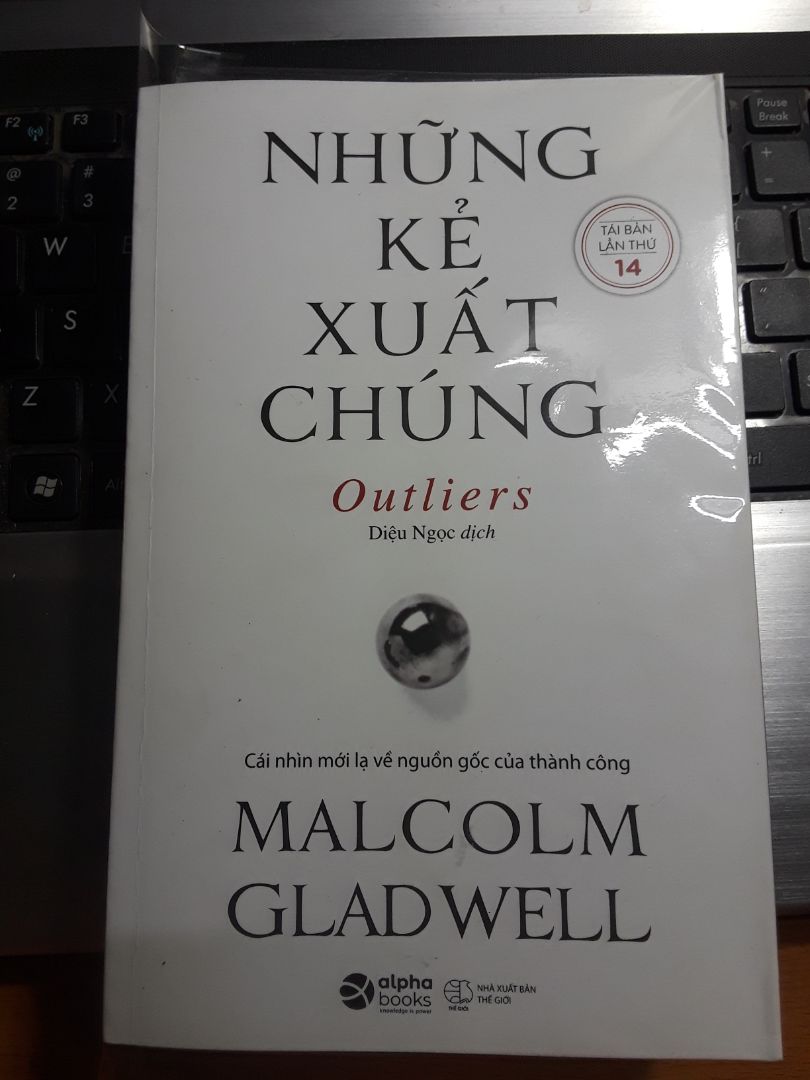 Tác giả giới thiệu các lý do dẫn đến thành công không chỉ nằm ở khả năng thiên bẩm mà còn các yếu tố tác động bên ngoài. Dễ hiểu theo cách Á đông là "Thiên thời, địa lợi, nhân hòa". Sẽ có cái nhìn đánh giá lại bản thân và sự thành công của người khác.