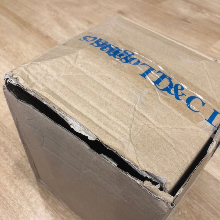 Sản phẩm tốt, nhưng trừ 1 điểm do đóng gói đồ không cẩn thận. Khi mình nhận hàng đã bị bung hộp như hình. Mình sẽ hài lòng hơn nếu nhà bán hàng đóng gói hàng cẩn thận hơn.