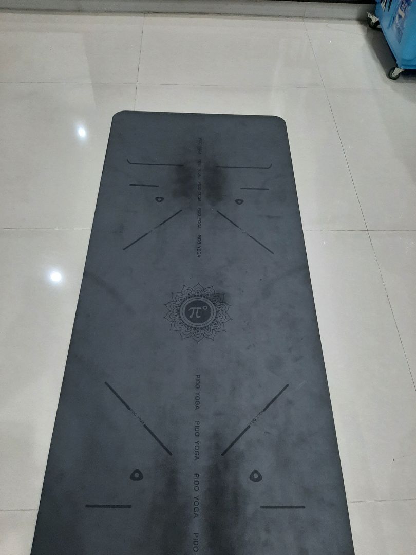 giao hàng nhanh, đóng gói cẩn thận. tuy nhiên thảm có mùi hơi khó chịu