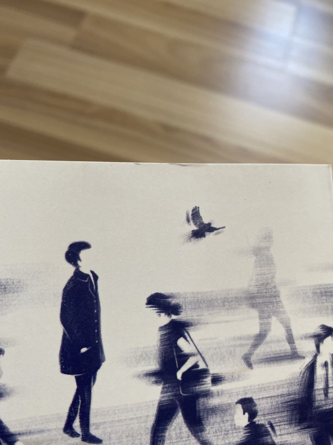 Bình thường sách mình vẫn hay ra nhà sách mua hơn để có thể lựa sách trong tình trạng tốt nhất nhưng do dịch nên đây là lần đầu tiên mình mua sách tại Tiki, và mình cảm thấy khá thất vọng cho lần trải nghiệm này. Đóng gói ko chắc chắn, thùng bị bóp méo dẫn đến sách bên trong cũng bị nhăn. Mình thật sự cảm thấy rất buồn và không hài lòng khi nhìn sách bị tình trạng như vậy, mua 5 cuốn thì đã bị hết 4 cuốn rồi, điều này làm ảnh hưởng khá nhiều đến trải nghiệm mua sắm lần đầu tiên tại đây, đặc biệt là với những người yêu sách như mình. Mong Tiki có thể tìm phương án tốt hơn trong việc bảo quản sản phẩm trong quá trình vận chuyển để có thể giao đến tay người nhận trong tình trạng nguyên vẹn.