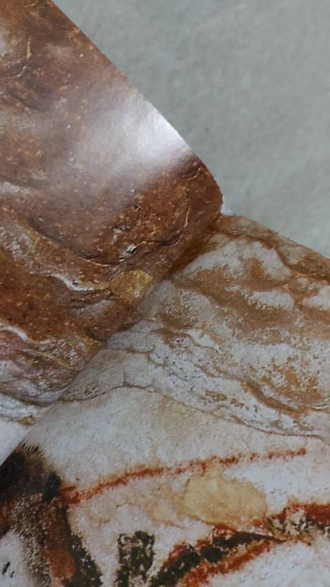 Không nói về nội dung vì mình chưa đọc. Nhưng về hình thức thì:
Sách bị cong nhưng một chút thôi và còn nguyên seal nên mình bỏ qua, nhưng đến lúc mở ra thì khs cứ trang nào in màu toàn trang là lại bị dính phần đầu vào nhau ntn :D mình thử mở bằng tay 1 trang thì bị rách phần góc của trang này dính vô trang kia ngư vầy. Mấy trang tiếp theo cũng bị dính vậy xong mình dùng dao rọc giấy tách nhẹ để đỡ thô bạo hơ mà nó cũng vẫn dính, có khi còn dính nhiều hơn :) Mua tiki nhiều r mà lần đầu tiên gặp ph tình trạng này luôn ạ :) 
Ps: nãy cho 3 sao r đấy nhưng mà lướt qua nội dung thì lại thấy thôi đc rồi hơn 200 trang lỗi 4 trang (mặc dù ko phải lỗi nhỏ lắm) đánh giá 'tệ' cảm giác có vẻ nghiêm khắc, tôi + thêm 1 sao cho nội dung hay và cho những tờ còn lại vậy =)))))