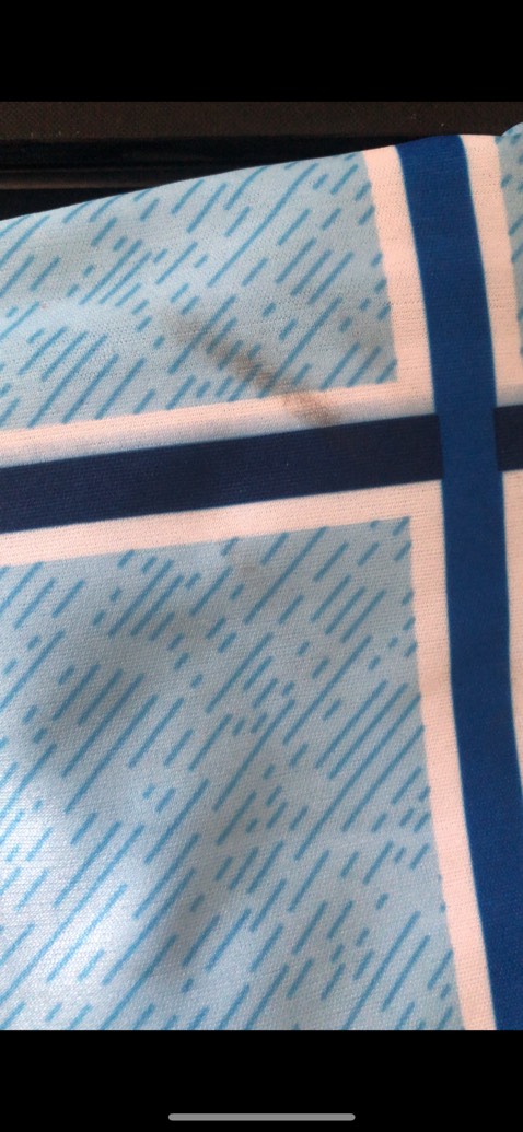 Vừa mở ra thấy bẩn như vậy là không ưng rồi. Vải ổn