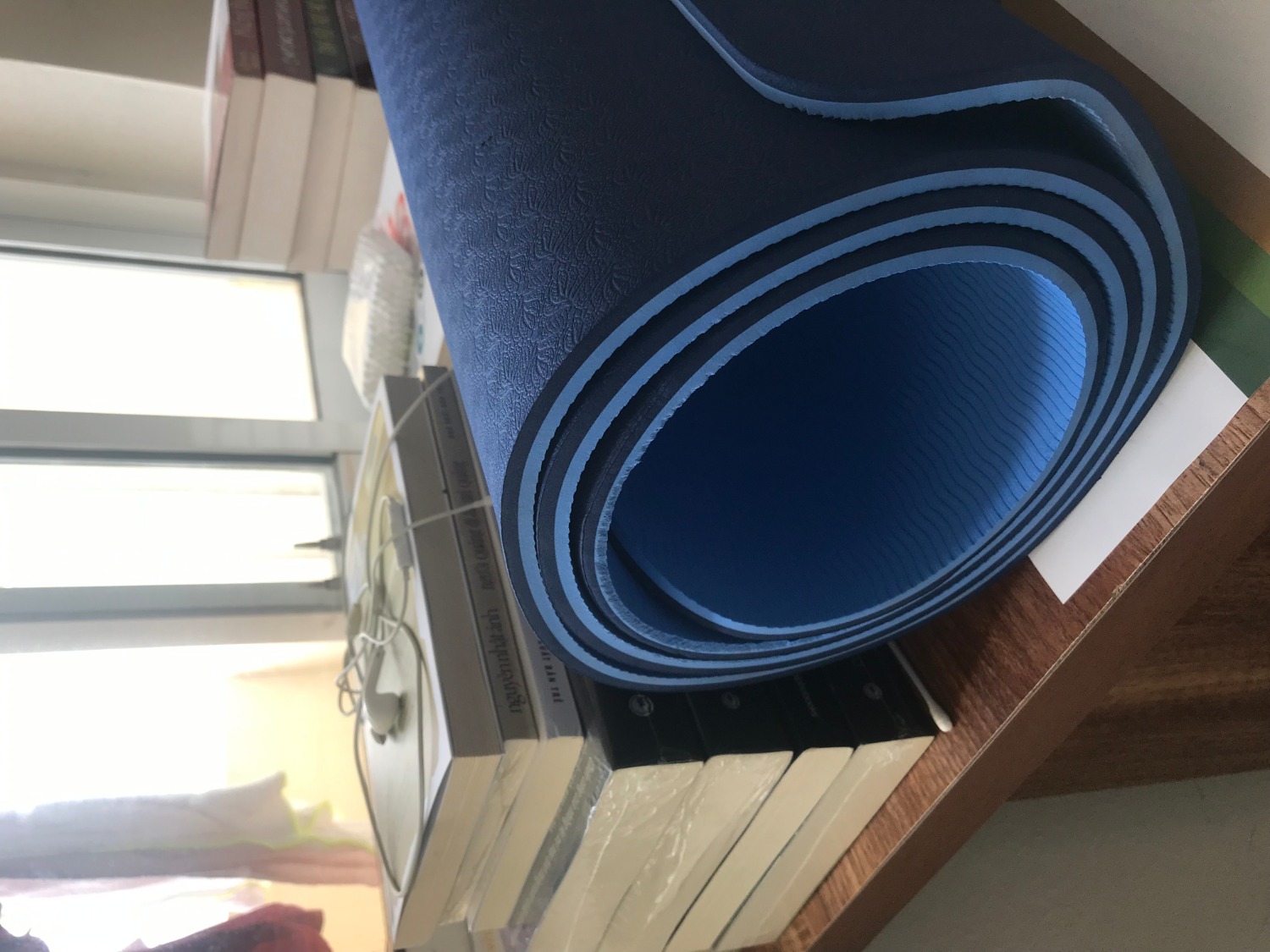 Mình chọn giao hàng nhanh 3h, bạn giao hàng xin phép giao hôm sau, vì không gấp nên không vấn đề gì. Thảm dày và mới tuy nhiên bị vài lỗi nhỏ. Có lẽ đây là những sản phẩm bị lỗi nhỏ nên được bán với giá rẻ. Ai cầu toàn thì nên xem xét vấn đề này. Sản phẩm được đóng gói chắc chắn. Sản phẩm mình mua được cung cấp bởi "Lucky day shop" nhé