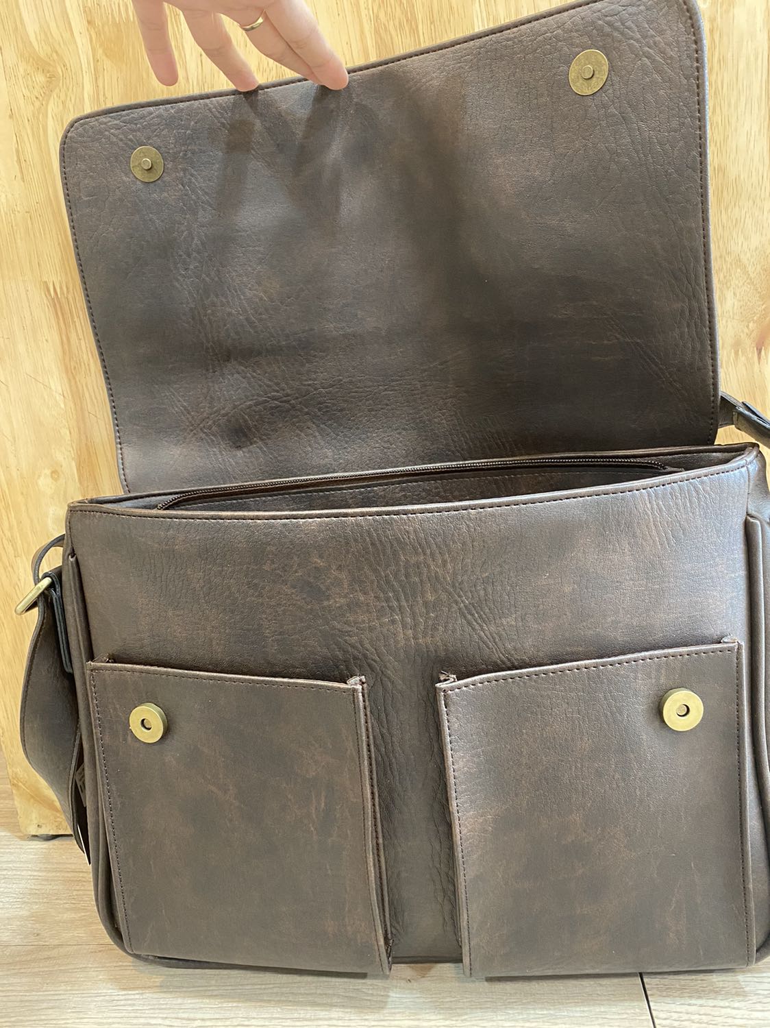 Đã nhận được hàng, shop giao nhanh, hàng đẹp như quảng cáo, rất uy tín, chất da mềm rất thích, sẽ giới thiệu bạn bè ủng hộ shop nè.