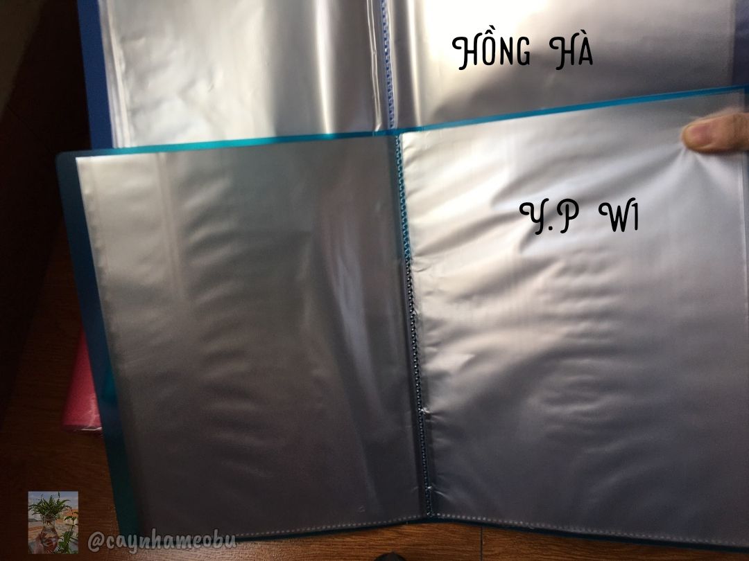 Đã nhận hàng- shop đóng gói chắc chắn vận chuyển đi xa nhưng vẫn rất an toàn. mình cũng đang dùng bìa 60 lá từ HH như ảnh nên đem ra so sánh luôn cho các bạn xem. HH sẽ dày dặn hơn, thiết kế về gáy Bìa khác nhau giữa 2 loại, lá nilong bên trong thì HH là dày dặn và chắc cũng như sờ sướng tay hơn, nhưng như thế ko có nghĩa là bìa 60 lá của YP WJ không dùng được. vẫn rất xứng đáng với giá tiền, chi phí tiết kiệm hơn hẳn 50 phần trăm so với HH. mình nghĩ nếu dùng trong môi trường nhiều người cùng sử dụng thì cũng cần lưu ý mọi người, còn nếu chỉ sử dụng riêng bạn hoặc số ít người, bạn khi đặt mua hàng là cũng biết giới hạn và mức độ phù hợp của sản phẩm này rùi. đáng giá với giá tiền, đầy đủ công năng. Đánh giá từ Hùng mèo- cây nhà mèo bự cảm ơn bạn đã đọc.