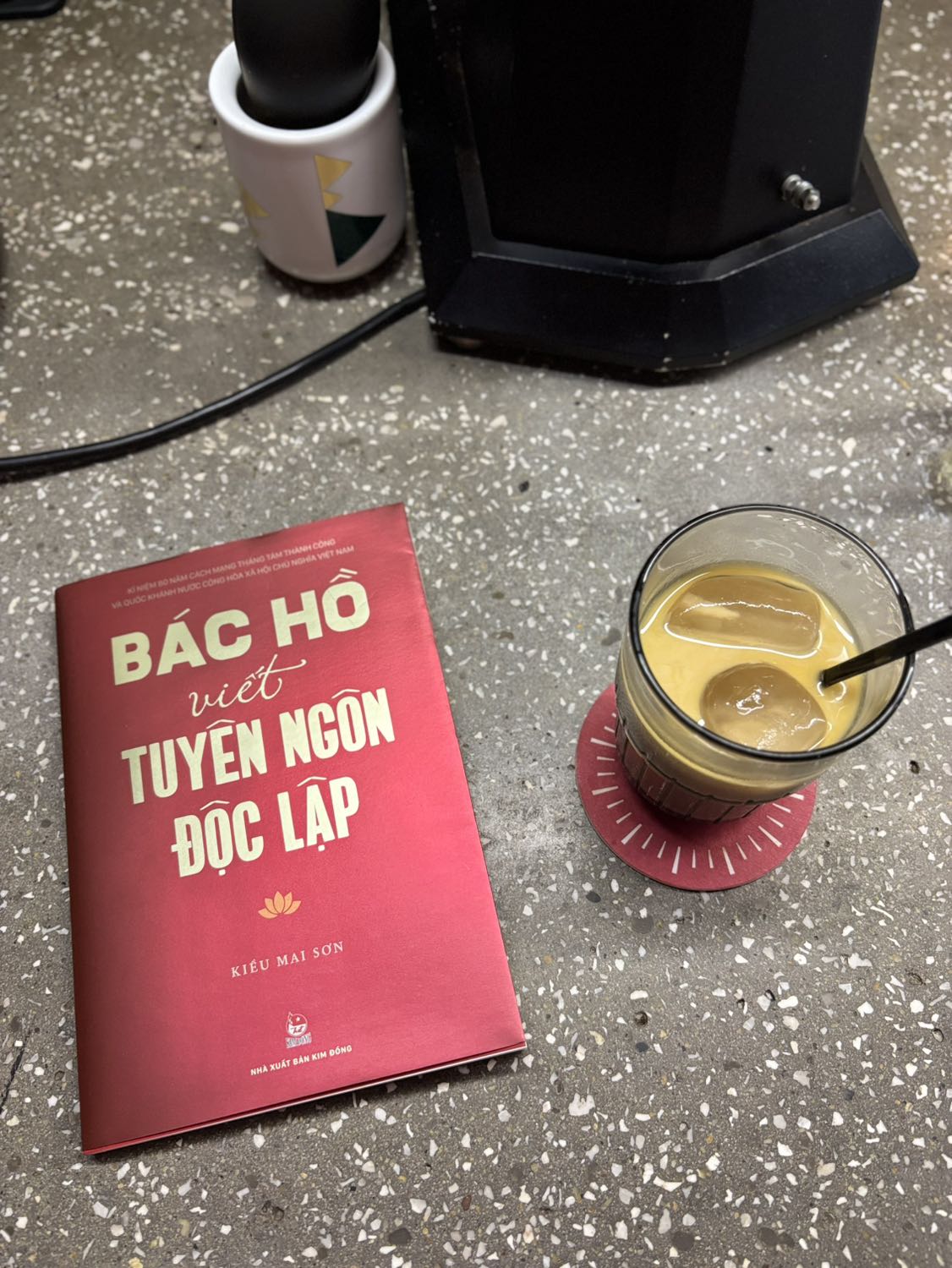 Cuốn sách tuyệt vời , khái quát đầy đủ thông tin giai đoạn lịch sử những ngày tháng 8 rực rỡ. 
Thông tin dễ tiếp cận cho cả các bé và người lớn. 
Nên đọc nhé mọi người