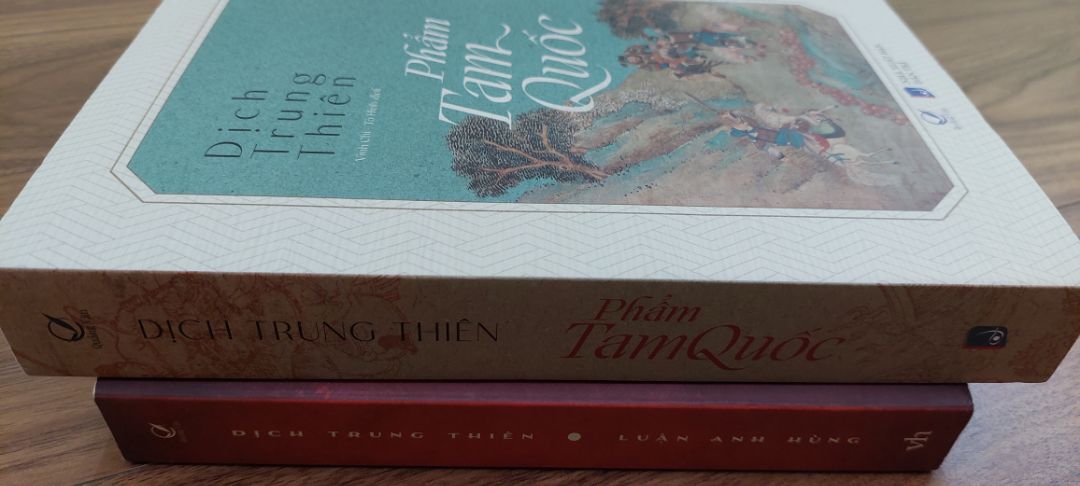 Trong tứ đại danh tác cổ Trung Quốc, mặc dù Hồng Lâu Mộng có địa vị văn học cao nhất xong sở thích của dân chúng thì vẫn ở Tam Quốc, Thủy Hử. Trong dân  gian Tam Quốc là đề tài mà mọi người hăng say bàn luận. 
Kịch tính trong Tam Quốc khiến nó trở thành đối tượng được các nhà nghiên cứu văn học nghệ thuật chú ý cả về giá trị nội dung và giá tri nghệ thuật. Thời đại Tam Quốc là thời đại có sự cạnh tranh khốc liệt về chính trị và quân sự rất cao, một thời đại anh hùng lớp lớp xuất hiện, một giai đoạn lịch sử khó bề phân rõ, một câu chuyện hấp dẫn, một đề tài vô cùng thú vị . 
Bên cạnh đó là bút pháp tài tình của Nhà Văn La Quán Trung với khả năng xây dựng tính điển hình rất cao cho nhân vật, đẩy nhân vật đến mức tận cùng nào là “ tuyệt nhân Lưu Bị”, “ tuyệt gian Tào Tháo” , “ tuyệt nghĩa Quan Vũ “ , nhắc đến tính nóng nảy phải nghĩ tới Trương Phi. Chính vì những cá tính điển hình này mà các nhân vật trong Tam Quốc dễ dàng hòa nhập trong sinh hoạt dân gian, trở thành những giai thoại những đề tài trong cuộc sống đời thường vượt ra khỏi khuôn khổ tiểu thuyết, nào là “ Ta thà phụ người chứ không để người phụ ta “ , “ Năng thần của đời trị, gian hùng của đời loạn “ , “ Tinh cha, huyết mẹ không nên bỏ “ , “ Trời đã sinh Du sao còn sinh Lượng “,  hay những thành ngữ quen thuộc với số đông “ Vòng vo Tam Quốc” , “ Nóng như Trương Phi” , “ Đa nghi như Tào Tháo”.
Phẩm Tam Quốc của Dịch Trung Thiên dù không phải là một tác phẩm nghiên cứu khoa học mà là thể loại “ bình phẩm”  nhưng phương pháp khảo cứu ông sử dụng cũng hết sức cẩn trọng , nội dung chứa đựng sự mới mẻ, kỹ thuật trình bày hiệu quả và cả  những quan điểm gây tranh cãi.