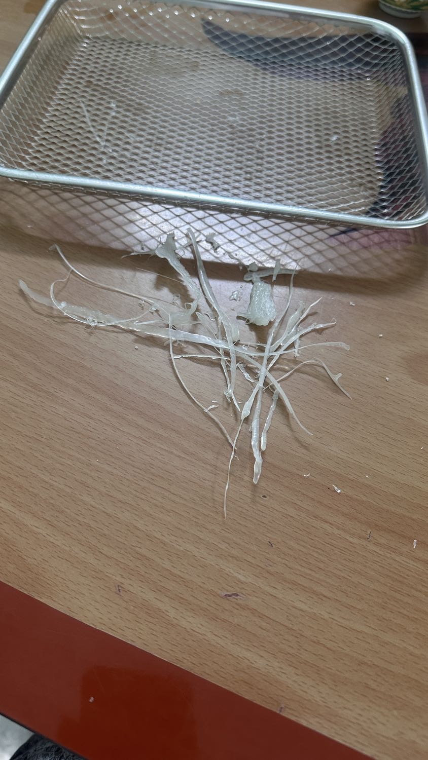 Không biết lý do gì, từ đâu. Mà khi mình mua lò nướng về cho chạy lần đầu tiên thì thấy nhựa chảy ra bám ở viền trong của khay