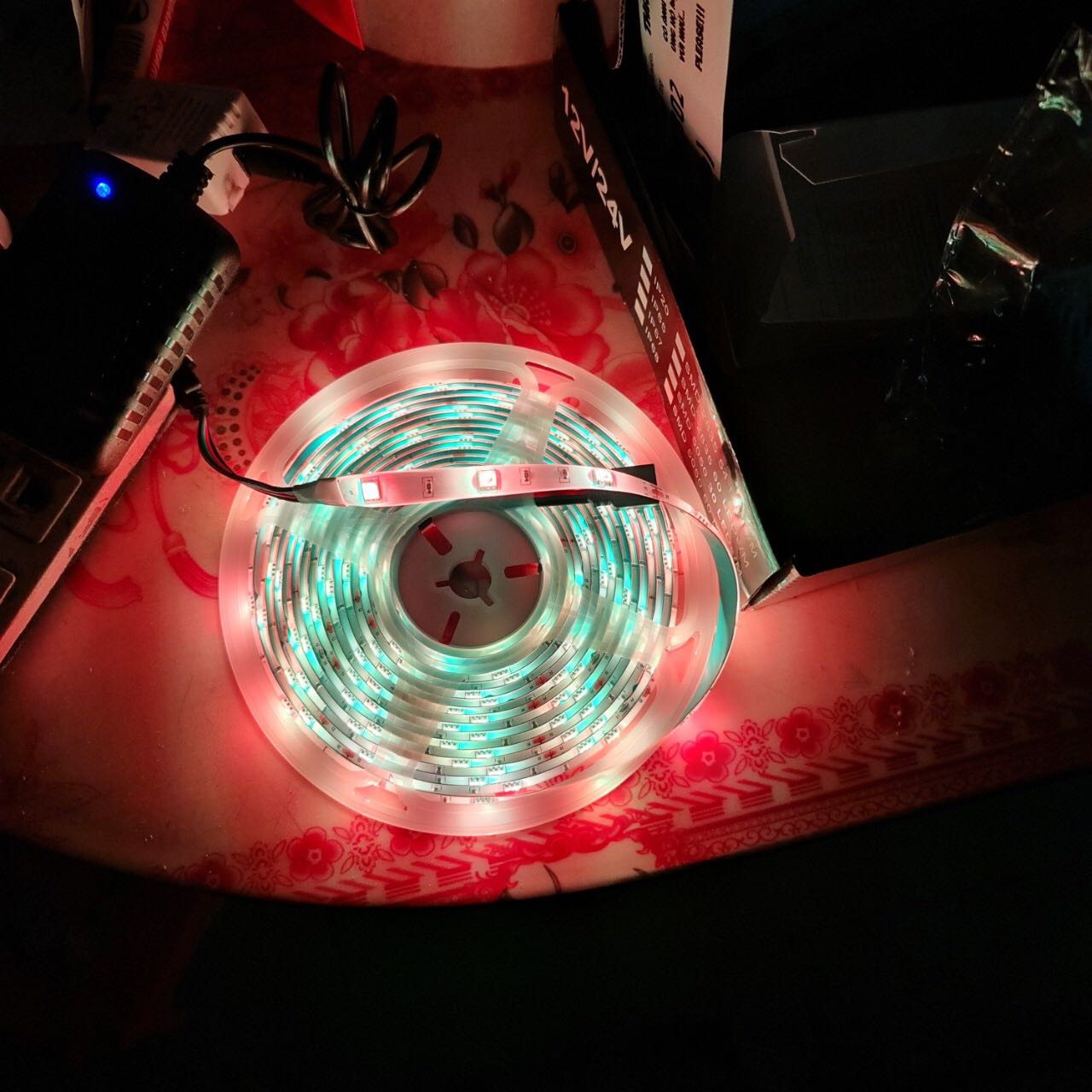 Ánh sáng lên màu rất ưng, keo dính chắc rất ok, nhìn sản phẩm rất chất lượng, đóng gói cẩn thận, giao hàng nhanh.