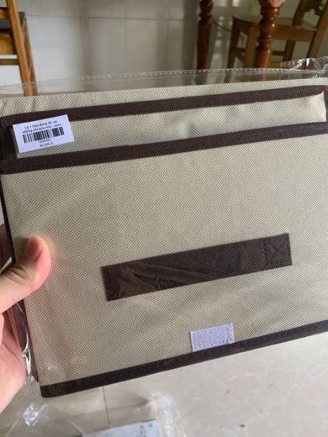 hộp vải rất chắc chắn, shop giao hàng nhanh nữa mà h dọn phòng mới quay đc, màu đúng hình mình rất thích lun, đựng đồ mỹ phẩm rất gọn và tiện nè 😊🥰

đã từng mua loại giống na ná nhưng là của trung Quốc nhưng dùng nó chán và độ bám ko có, lại không chắc chắn!! nên hơi èo uột, màu sắc thì cũng ko tươi lắm! lô này mình thực sự ưng ý vì là màu sắc nó tươi, nhìn bên ngoài đẹp hơn hẳn ảnh chụp!! máy mình hơi cùi á!! ko bật lên được!! mọi người nên mua xem thêm. đảm bảo thích luôn, set này có 2 chiếc to và nhỏ nên đựng đồ đa dạng!