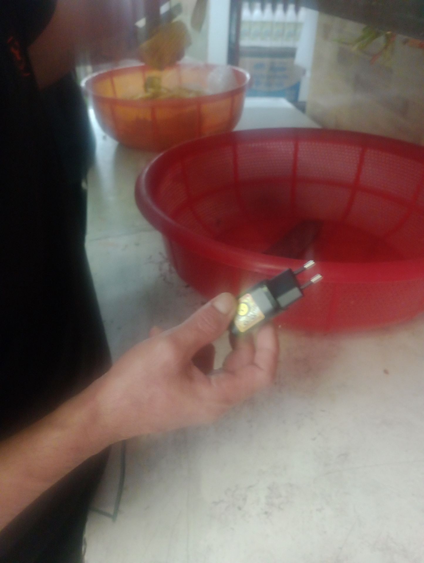 Sạc nhanh, nhưng cục sạc làm xéo cắm ổ điện hơi bị cấn