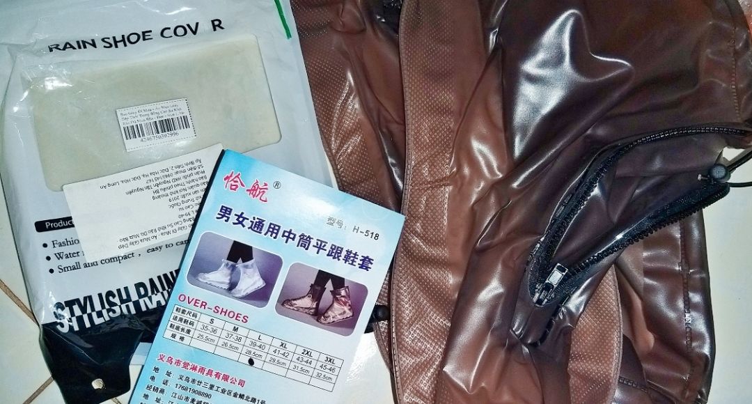 Sản phẩm chấp nhận được với mức giá tương ứng.
Mua size L (cho form giầy 39 40), vừa y đôi giầy 39 của mình (mình ko biết 40 có chật ko nhé)
Cảm nghĩ:
1. Chất liệu okie, dạng nhựa như áo mưa loại 40-50K, khi sử dụng nên kiên nhẫn nhẹ nhàng, đừng mạnh tay, vì rất dễ làm giãn bề mặt dẫn tới hậu quả là rách!
2. Thiết kế dây kéo rất tốt, dễ thao tác. Khác với loại bọc giầy đi mưa mình từng thấy lúc trước là không có dây kéo.
Tuy nhiên, điều lo ngại là dây kéo ko biết sử dụng bao lâu sẽ hư ?
Phần dây rút ngay cổ chân không thể đảm bảo nước mưa ko chảy vào đâu nhé.
3. Sản phẩm này chỉ là tương đối, nên mình thấy các cmt "sao mà cổ ko khít, nước mưa vào thì làm sao, blalablala..." Theo mình, sản phẩm này dùng để bảo vệ các đôi giầy màu sáng, hoặc giầy hiệu giá thành cao, khó bảo quản khi đi trời mưa đột ngột (dạng sình lầy lội vào những ngày mưa ào 1 cái mà dự báo thời tiết ko hề báo trước). Chứ đừng tin tưởng quá vào quảng cáo, có thể đảm bảo giầy ko ướt khi đi vào trời mưa bão. Nếu bạn đnag ở nhà và biết trước trời sẽ mưa hay sẽ ngập nước, liệu bạn có can đảm mang đôi giầy tốt để lội sình hay không?
4. Giầy trong hình có size 39, sau khi thử thì mình rút ra lời khuyên: nếu bạn đang ở văn phòng hoặc ở nơi nào đó tiện cho việc thao tác bọc bao đi mưa này (mình loại trừ trường hợp đang chạy ngoài đường mà mưa bất chợt nhé), nên bọc bao đi mưa đó vào giầy trước khi mang giầy vào. Vì khi mình mang giầy vào thì sẽ khó thao tác hơn (vì nó vừa y hà, không có chỗ nào dư ra)
5. Phần đế có các nút nho nhỏ chắc tác dụng là để chống trơn trợt: tính năng này tương đối thôi nhé, đi trên đất cát hoặc đường xi măng sờn sờn thì okie, chứ đi trên sàn nhà mà đang ướt thì ko an toàn cho lắm. Cẩn thận nhé!
Nói chung mình cảm thấy ổn với sản phẩm này, sẽ mang thử vào một ngày mưa để thử chất lượng, ổn mình sẽ đặt mua thêm 1 đôi tăng size để dự phòng. (giầy 39 40 chắc nên đặt size XL)
