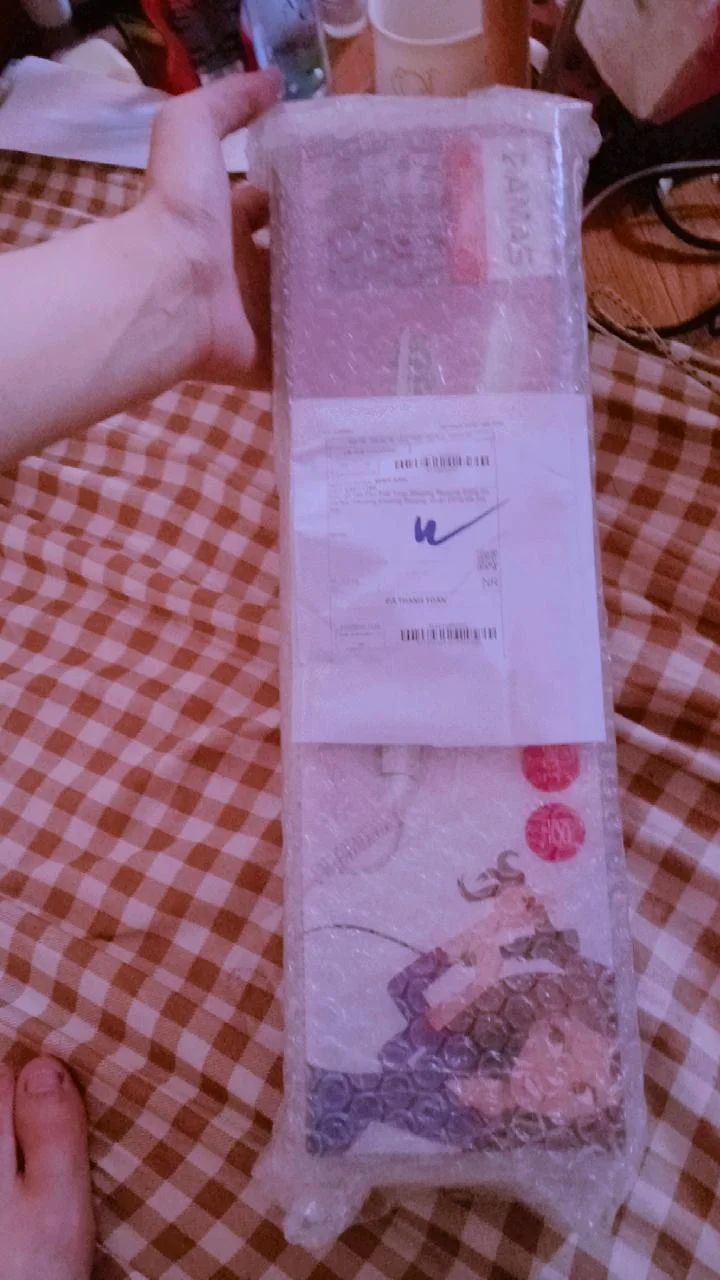 Đóng gói hàng cẩn thận. Shop giao đúng hàng , Máy nhỏ gọn dễ mang theo, Máy nhanh nóng, uốn tóc vào nếp rất nhanh   nhắn tin shop hỗ trợ rất là nhiệt tình luôn nên mình phải lên đây sửa đánh giá cho nó nhiệt tình.  Vì shop rất nhiệt tình nên mọi người ủng hộ shop nhé