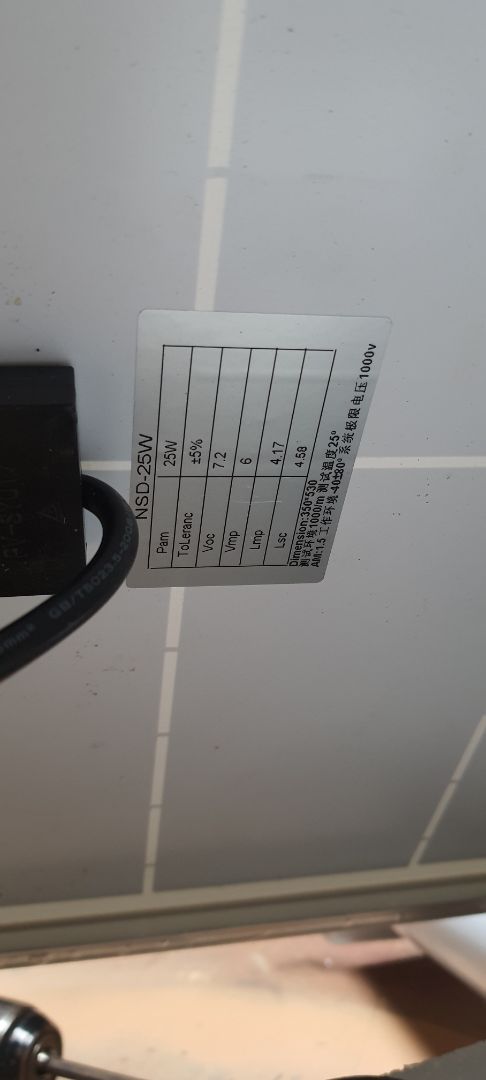 tấm pin không đúng  kích thước, không có  tem,nhãn mác, không một  thông tin nhà sản xuất .