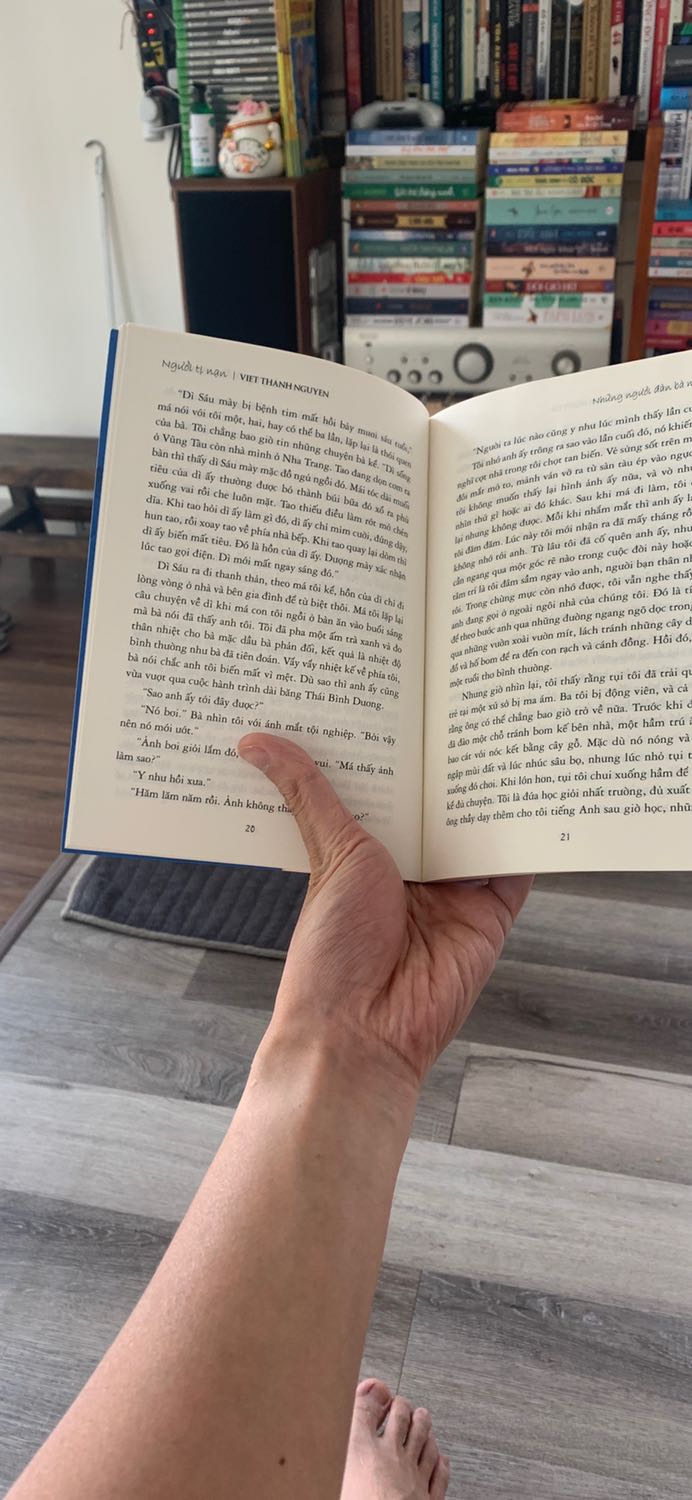 Sách in đẹp, giấy láng bóng mà lại nhẹ. Dù 200 trang hơn nhưng mỏng như sách 100 trang.

Về phần sách thì văn phong tác giả nhẹ nhàng, không đao to búa nặng, kể những câu chuyện cóp nhặt một cách bình tâm chậm rãi, như cách những người việt kiều kể về một chuyện cũ, gạn lọc lại, ít đụng chạm hơn. Cảm giác văn phong là kiểu miền Nam mình, không cần sự khoa trương. 

Mọi người nên đọc nhé. Dù sao đây cũng là tác giả người “gốc việt” đoạt giải pulizer đầu tiên, không phải dễ dàng mà làm được điều này trên đất Mỹ. Chắc chắn tác giả phải có điều chi vượt trội xuất sắc.

Cám ơn tiki đã giao sách nhanh và đẹp.