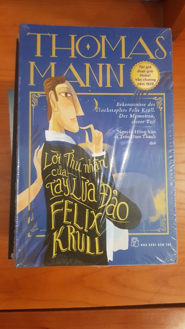 Một cuộc phiêu lưu như trong cổ tích với những chi tiết không nghĩ có thể là do Thomas Mann viết nên, vì thực sự nó chứa những chi tiết hơi giống một số chuyện ngôn tình thời hiện đại với việc nam chính được quá nhiều sự ưu ái và may mắn, và những sự việc, hành động và lời nói hơi sến quá mức. Lại cộng thêm cái hình ảnh bìa của nxb Trẻ nữa nhìn như đây là một câu truyện thời hiện đại chứ không phải một câu truyện đã được gần 100 năm tuổi.
 Nhưng sự khác biệt rất rõ nếu mà để so với các tiểu thuyết ngôn tình thời hiện đại thì quả thật T.Mann hơn thế rất nhiều, đẳng cấp tên tuổi của ông đã bảo chứng tất cả, và thứ văn chương của ông vẫn làm ta mê mẩn, sự tinh tế đến mức chi tiết nhỏ nhặt vẫn được ông viết một cách rất thơ.
Để nói về nội dung sách thì để tóm tắt một cách vui vẻ thì đây là một cuốn sách nói về một chàng trai thiếu gia con nhà giàu sở hữu một vẻ đẹp trai và thân thể của các vị thần Hy Lạp, sau đó gia đình tán gia bại sản phải tự mưu sinh kiếm sống, và bằng vào độ đẹp trai của mình và tài năng múa lưỡi với rất nhiều may mắn trời cho đã từng bước dấn thân lên con đường giàu có của xã hội thượng lưu mà chành dùng đủ mọi cách để làm như ăn trộm, quyến rũ, ngoại tình với cả mẹ và con cùng một lúc, *** đảo, giả dạng... vì với chàng thì những điều đó với người khác là điều ***, ghê tởm nhưng với chàng thì đẹp là có quyền =)).
Thật tiếc là cuốn sách chỉ có 1 phần duy nhất và ta không bao giờ có thể biết được kết cục ra sao với rất nhiều những sự kiện được tác giả đưa ra mà chưa được giải quyết. 
Hiện tại hai nhà văn Đức cổ điển mình thích đọc nhất chính là Thomas Mann và Herman Hesse. Sẽ cố gắng tìm đọc được các tác phảm của hai ông thật nhiều hơn nữa.