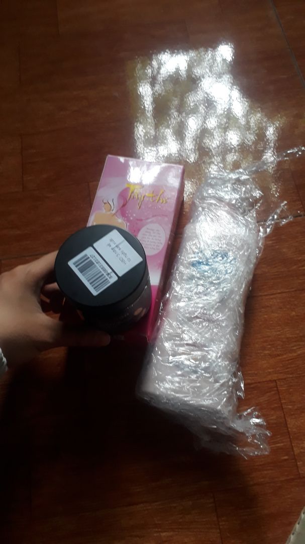 Lần đầu mua hàng tiki.

Về đóng gói thì mk có lời khen cho tiki. Đóng gói đẹp, xịn, mịn, sang và thân thiện với môi trg. Mặc dù trời mưa và kiện hàng của mình có hơi ẩm nhưng ko có gì phải chê cả => Mình ƯNG cách đóng gói

Về sp thì mình chưa dùng. Mình mua vì hàng VN và đc mọi người khen rất nhiều. Nhưng thật sự, hàng CỰC CỰC CỰC KỲ NHỎ so với tưởng tưởng. Nhưng bù lại bao bì sp phải nói là cực đẹp. Và tất nhiên nếu như chất lượng sp tốt thì mình cũng hài lòng thôi.
Chung quy thì ngoài vc sp nhỏ ra thì mình hoàn toàn ưng ý về tiki và sp. Mong lần sau tới có cơ hội trải nghiệm tiki tiếp