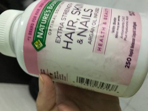 Tem của hộp bên trong bong lên rất lạ. Cảm thấy lo lắng không biết phải hàng chính hãng không.