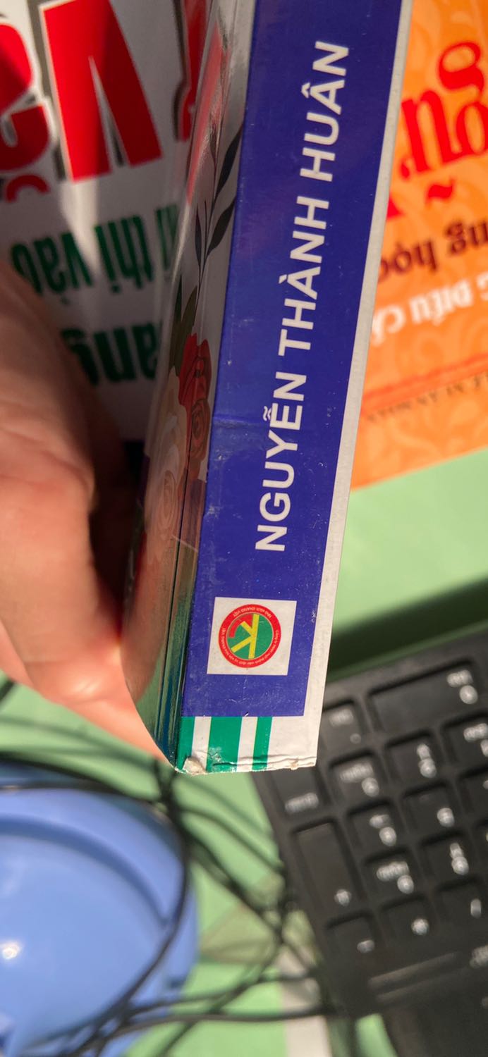 Về dịch vụ: ship nhanh, rất ok. Nhưng tiki làm ơn đóng gói sách cho khách cẩn thận đi. Sách dày mà chỉ cho vào trong hộp k bọc k lót gì cả, di chuyển xóc rồi nhăn gáy sách, long gáy sách. 
Về Chất lượng: chữ mấy trang đầu rất mờ. Sách chính hãng không mà kì vậy?
Nội dung thì sách mới về nên mk chưa đọc. Lướt qua thì thấy giá tác giả làm mục lục kĩ hơn. Chứ tìm mệt quá!